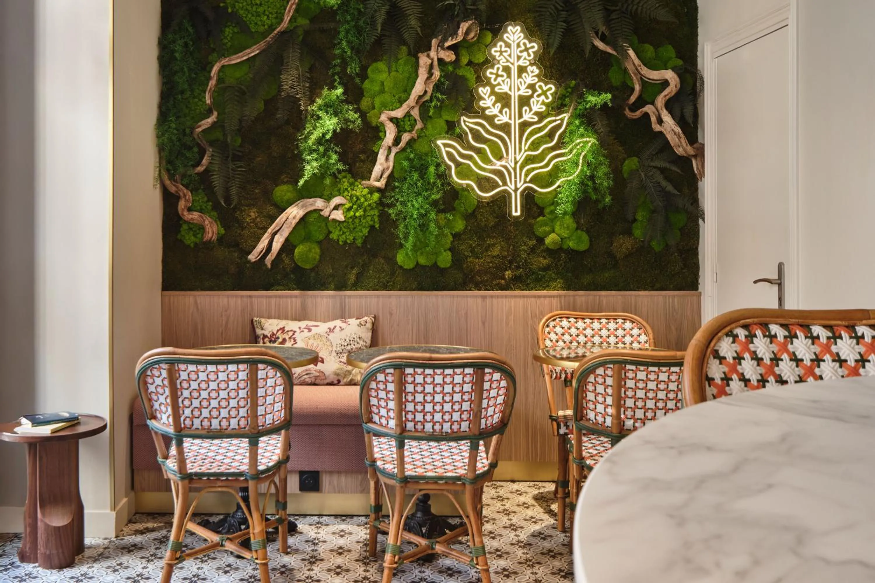 Lounge or bar in Posy Hotel by Happyculture