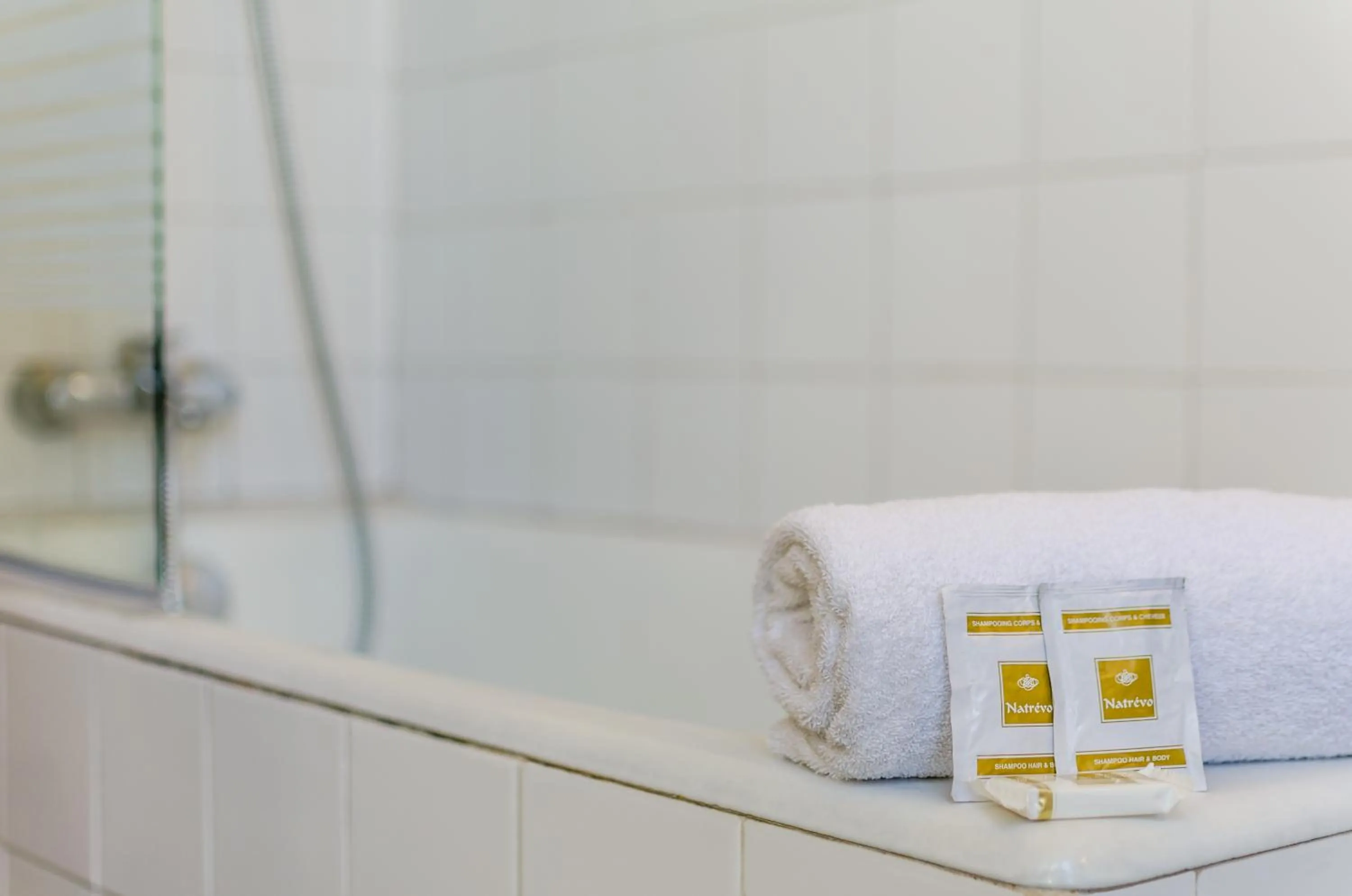 Shower in Avenir Hotel Montmartre