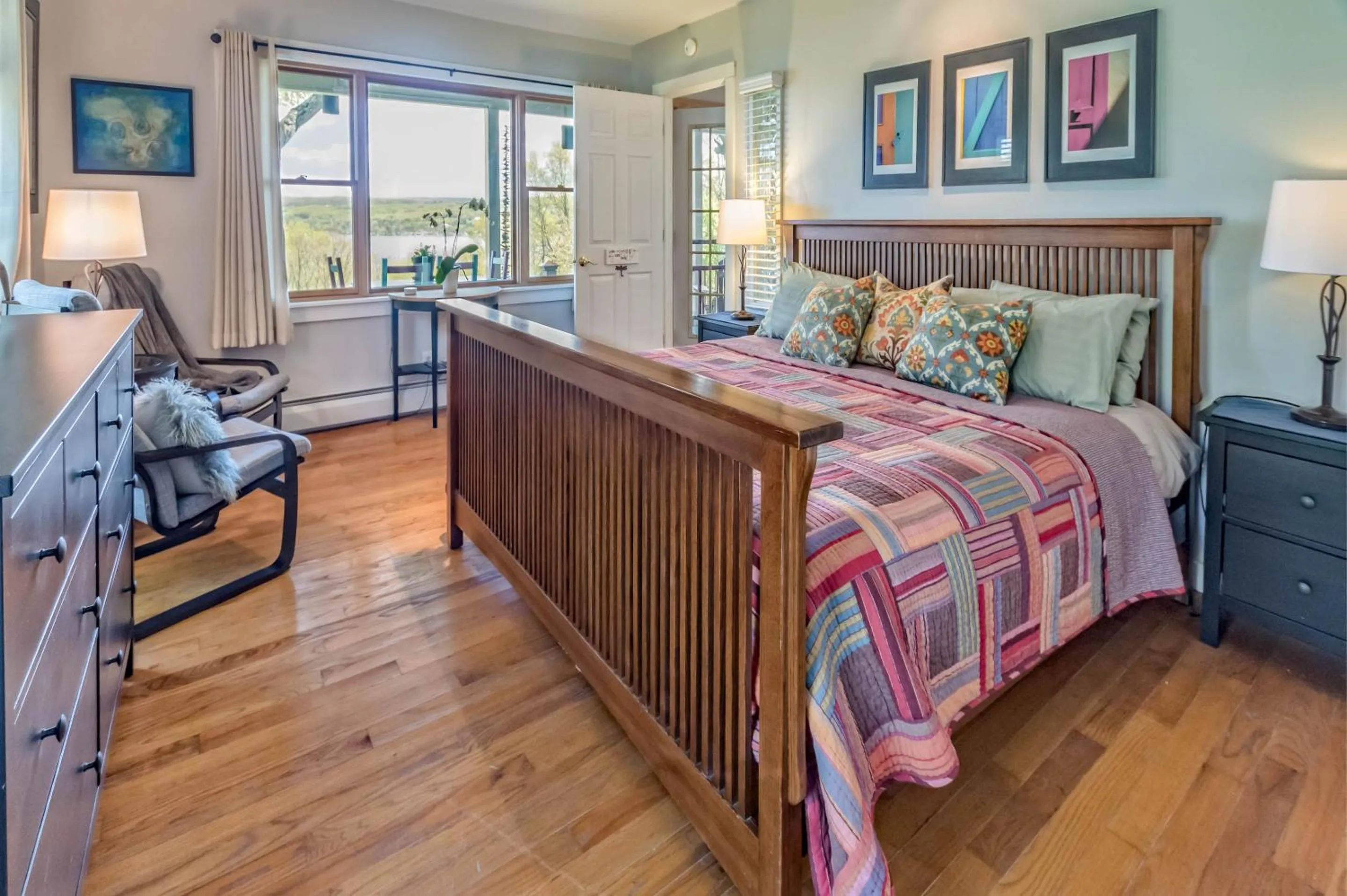 Photo of the whole room, Bed in Moonshadow B&B