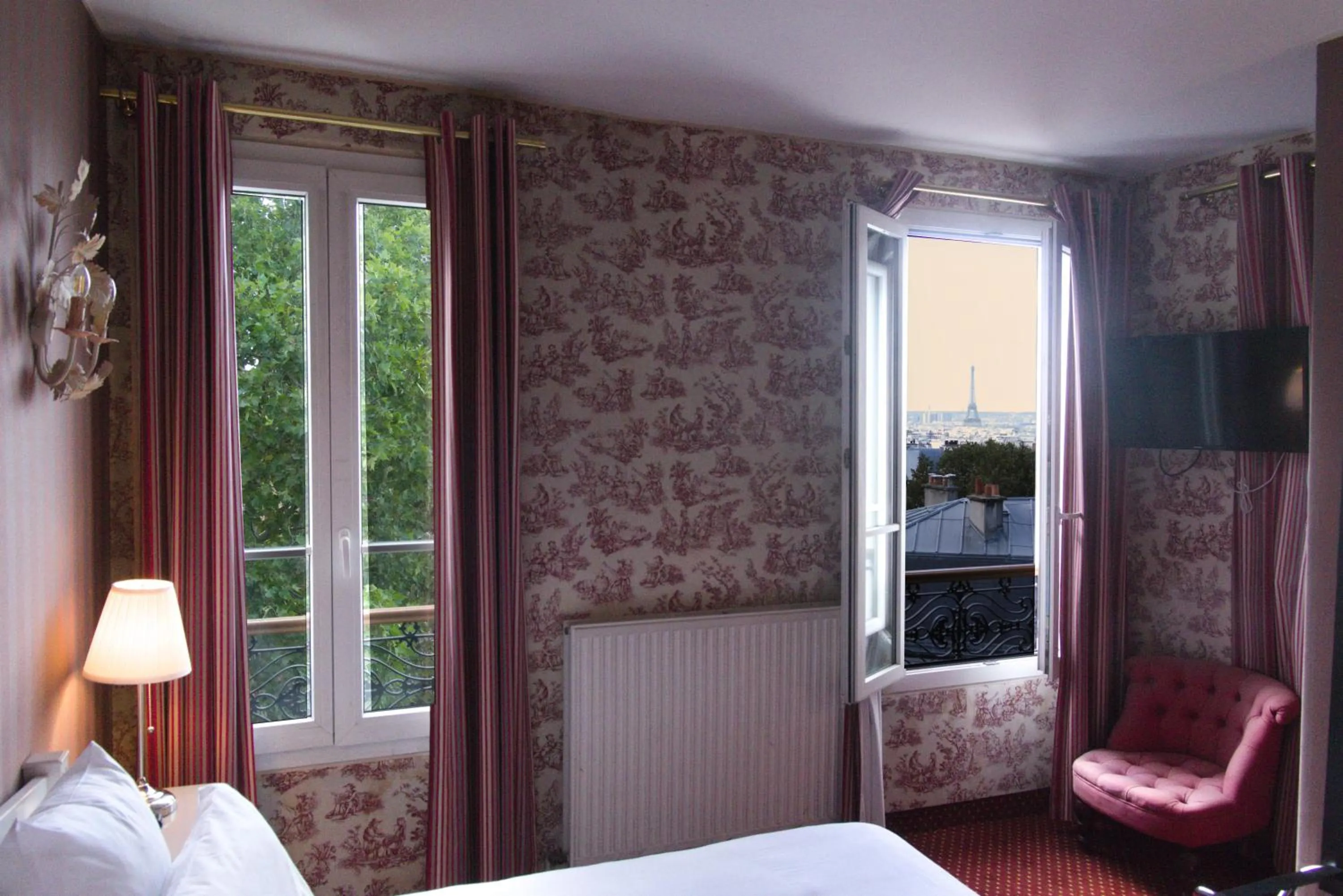 Photo of the whole room, Bed in Hôtel Regyn's Montmartre