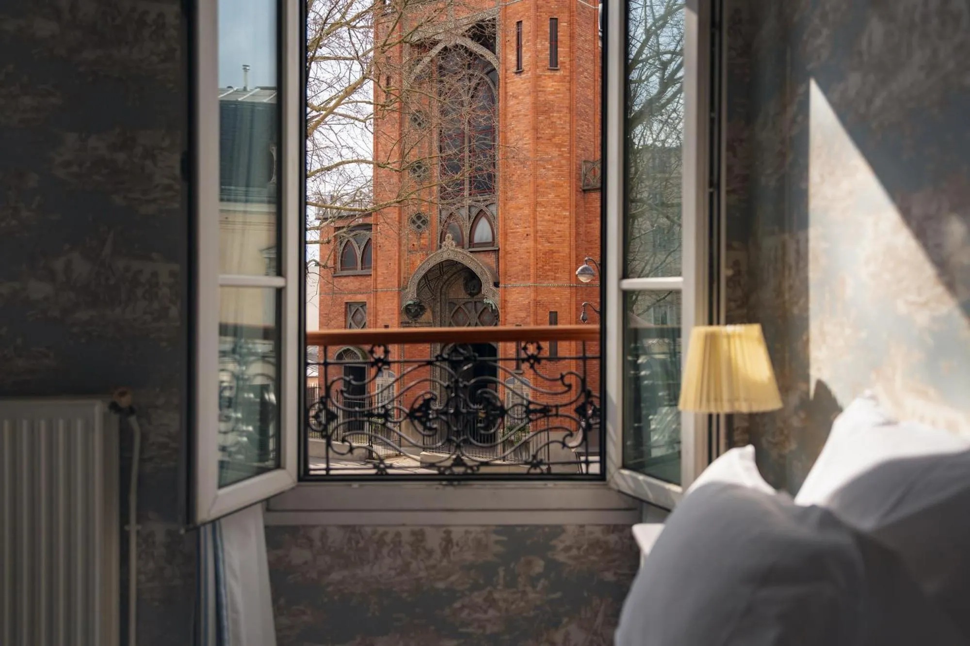 Photo of the whole room in Hôtel Regyn's Montmartre
