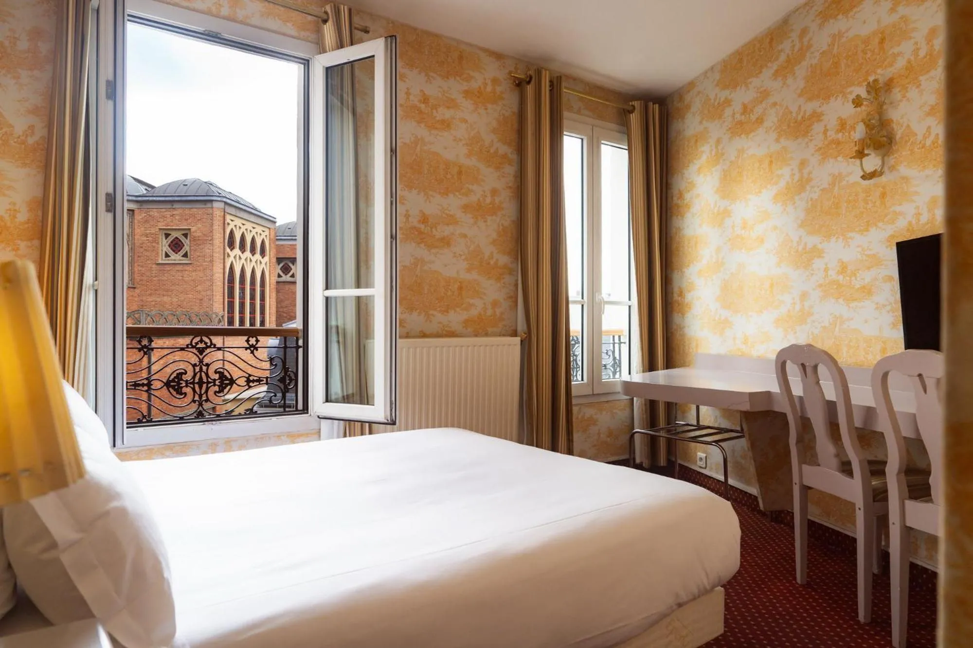 Photo of the whole room, Bed in Hôtel Regyn's Montmartre