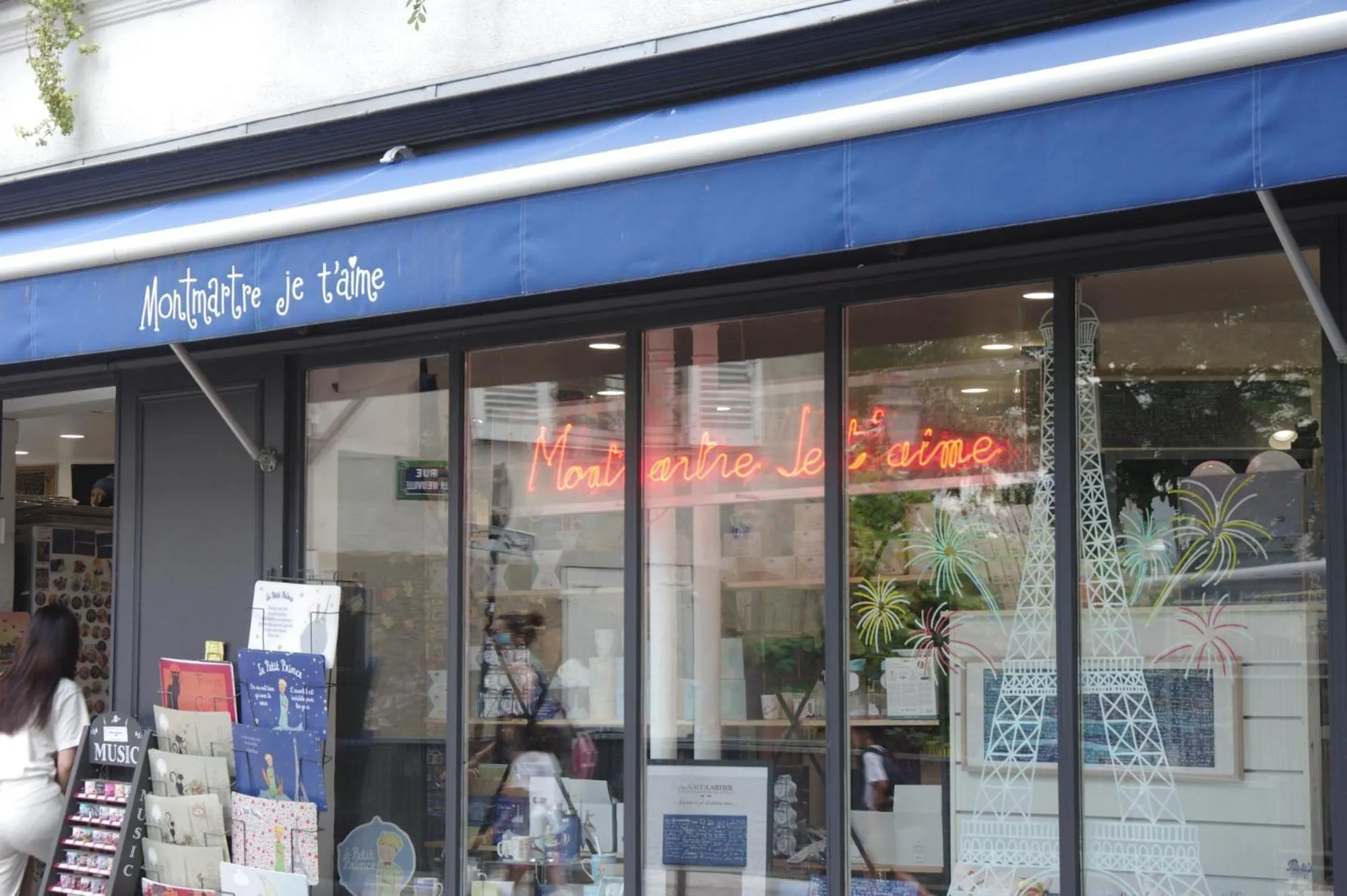 Shopping Area in Hôtel Regyn's Montmartre