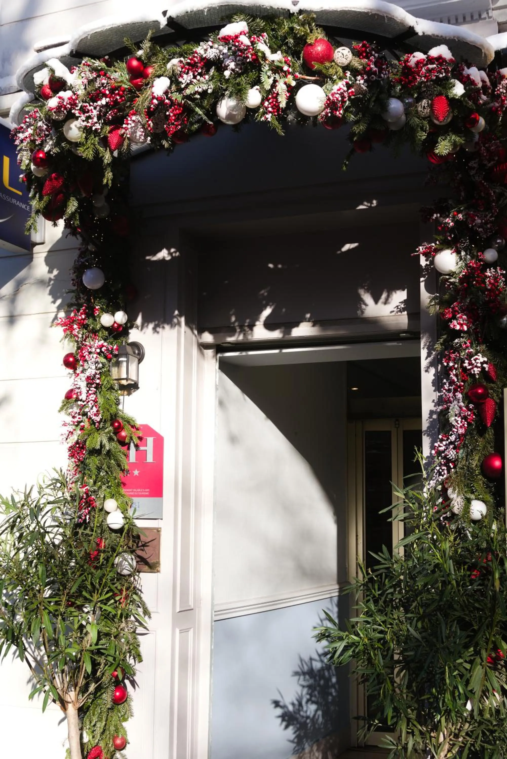 Property building in Hôtel Regyn's Montmartre