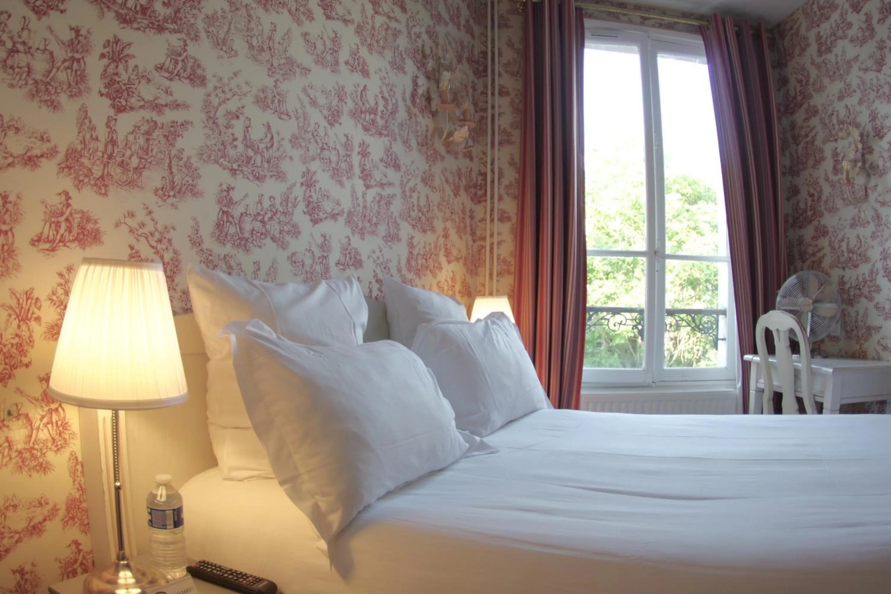 Photo of the whole room, Bed in Hôtel Regyn's Montmartre