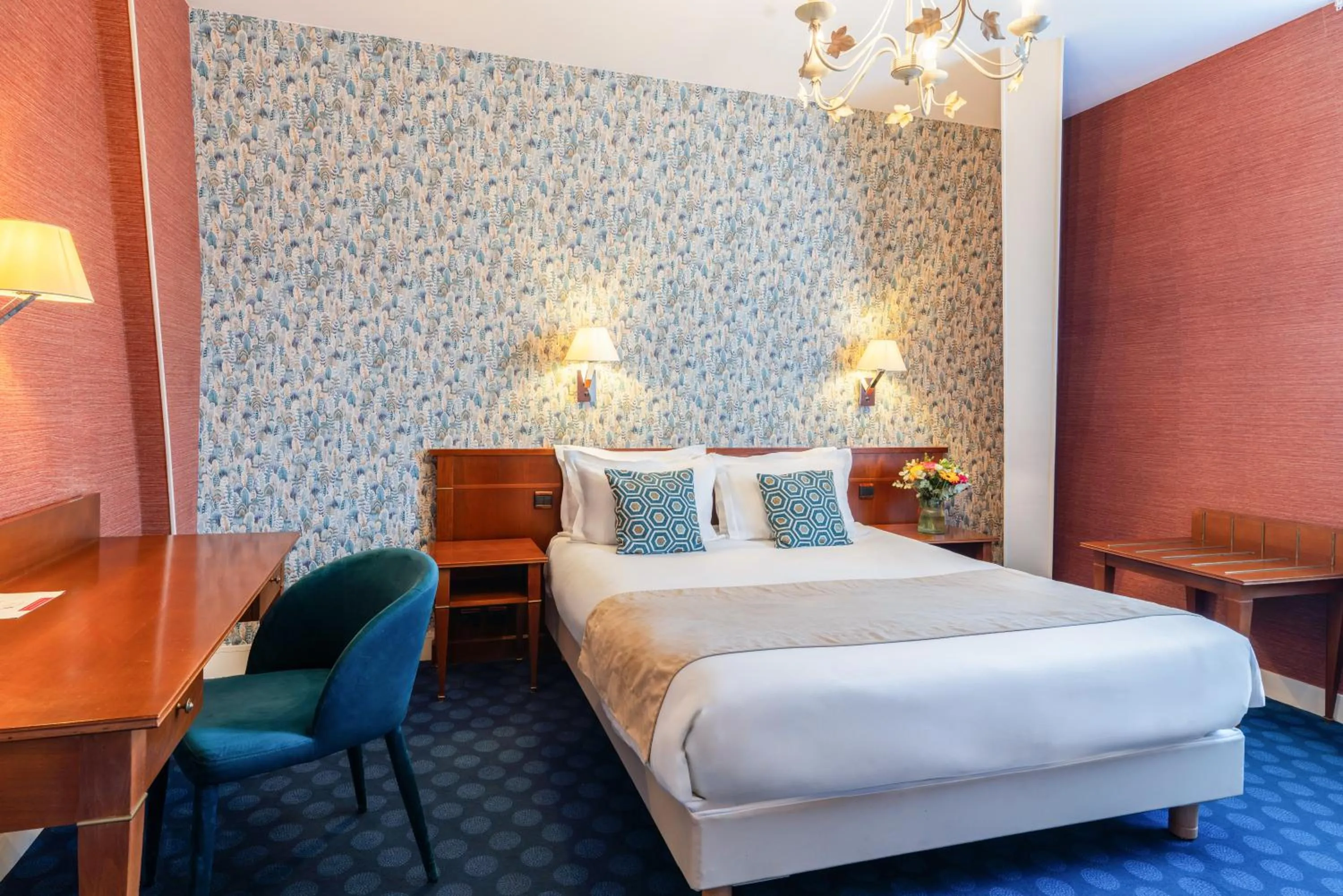 Bedroom, Bed in The Originals Boutique, Hôtel Normandie, Auxerre