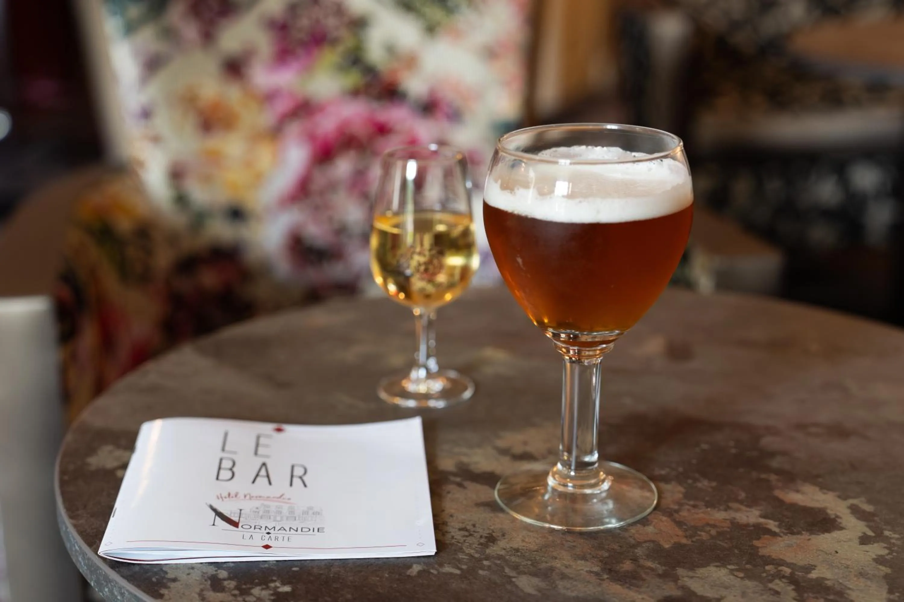 Lounge or bar in The Originals Boutique, Hôtel Normandie, Auxerre