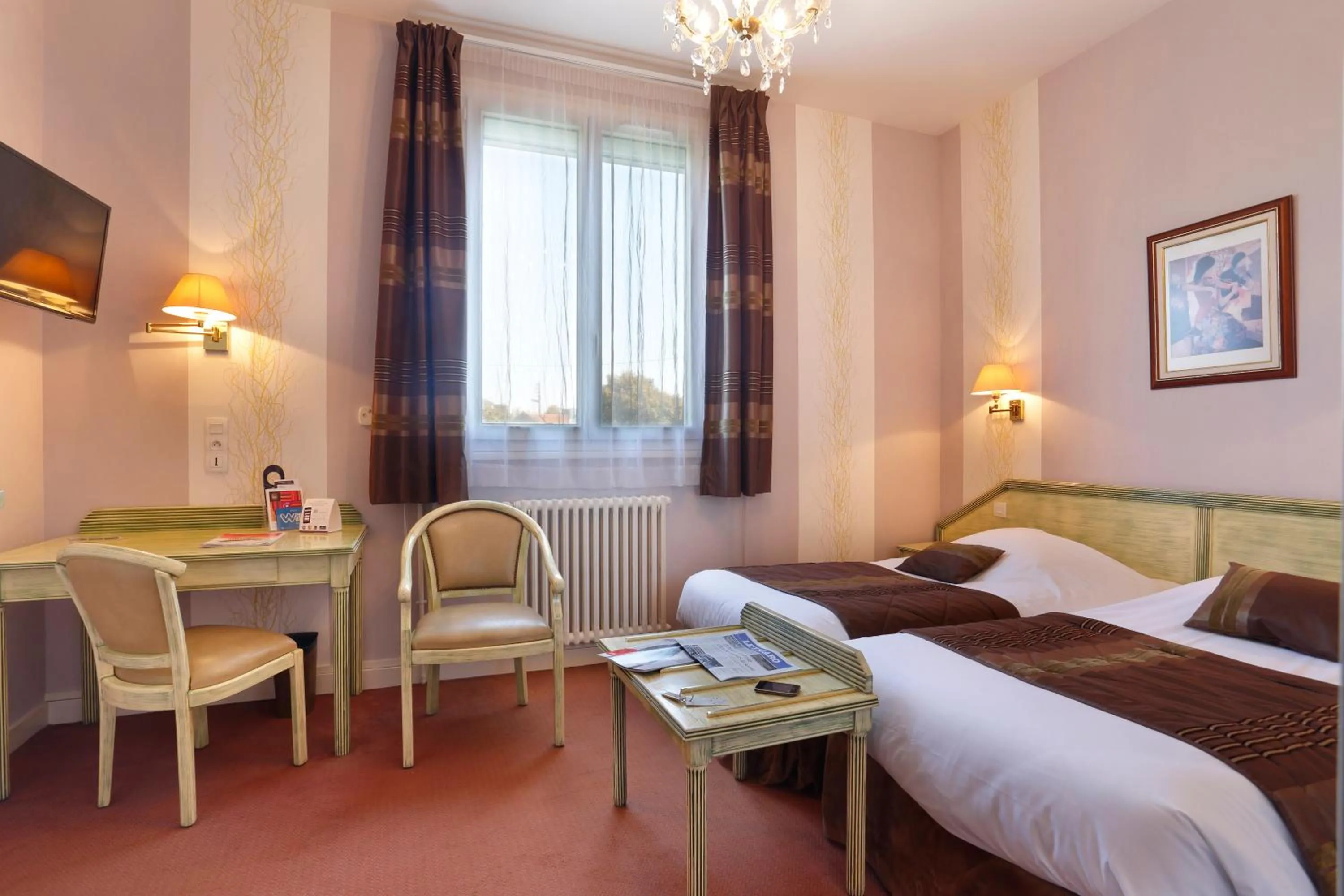 Photo of the whole room, Bed in The Originals Boutique, Hôtel Normandie, Auxerre