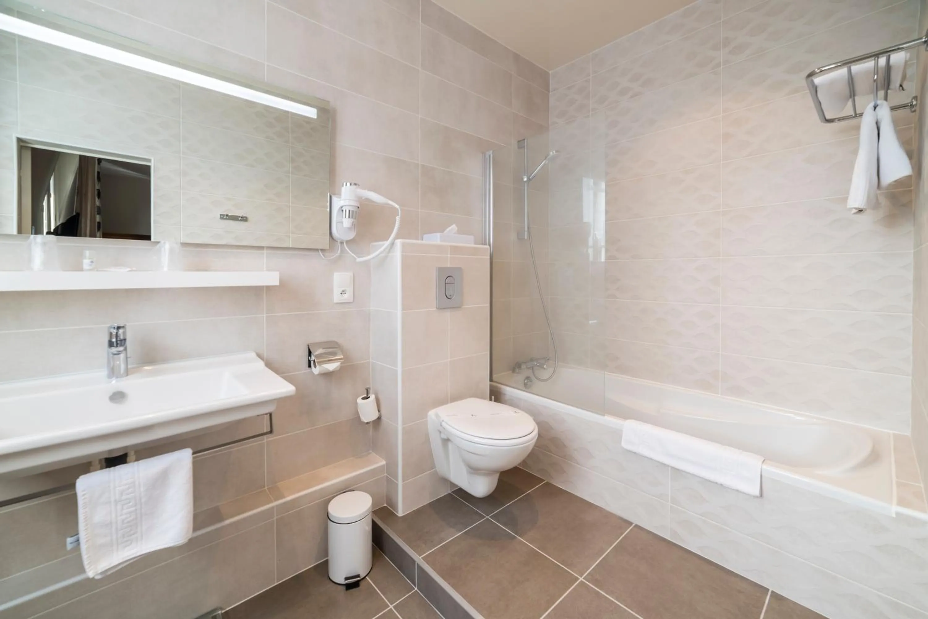 Toilet in The Originals Boutique, Hôtel Normandie, Auxerre