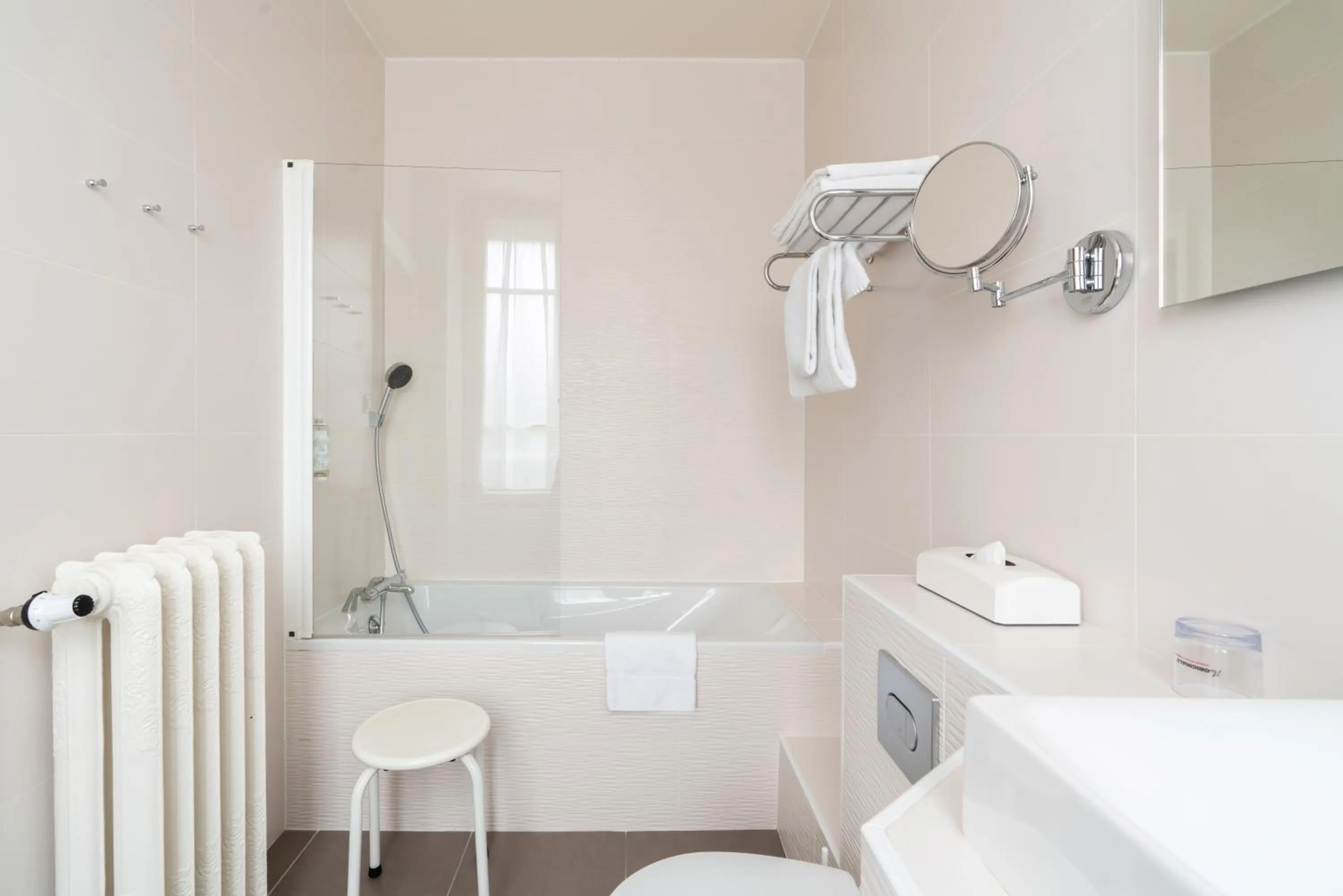 Bathroom in The Originals Boutique, Hôtel Normandie, Auxerre