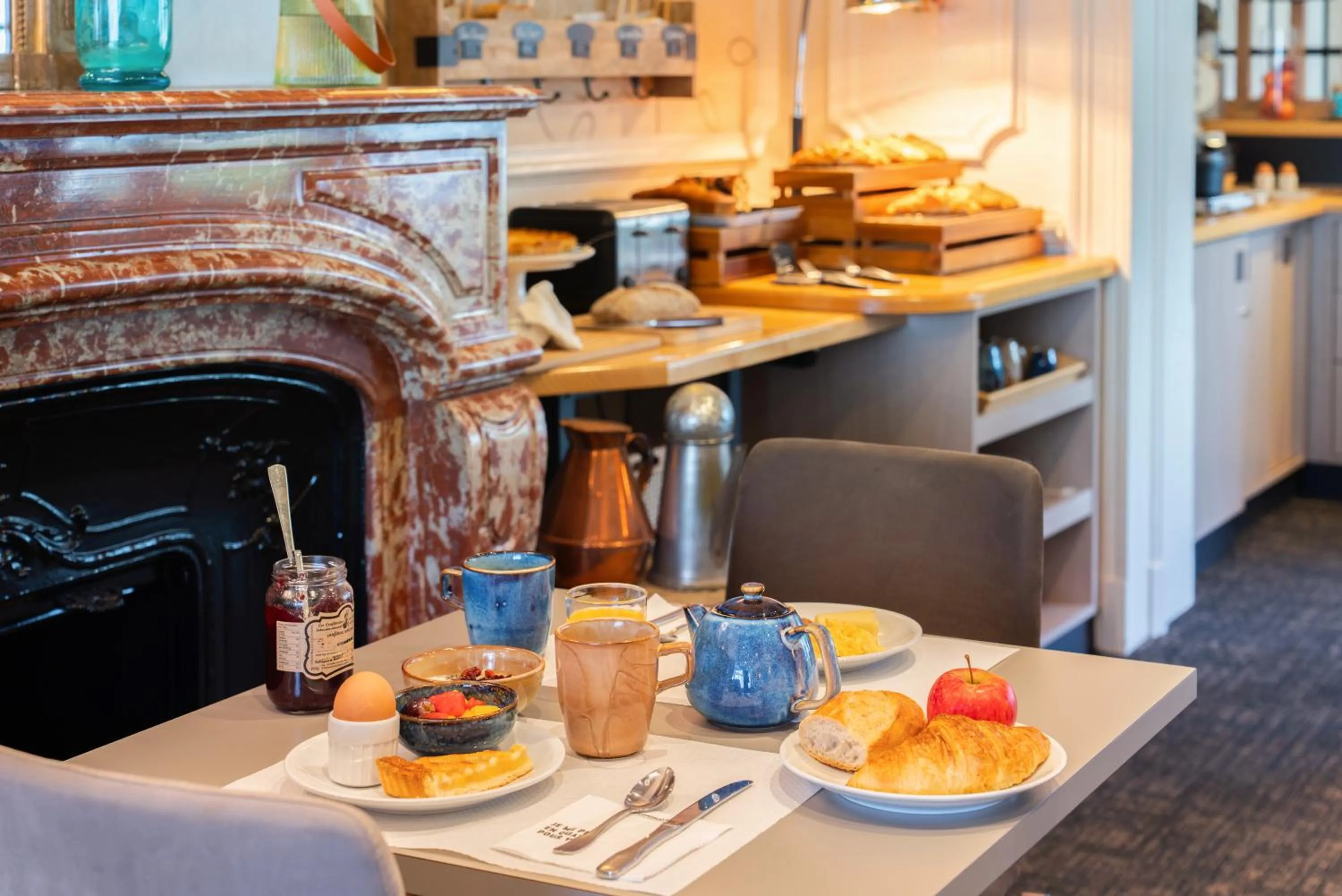 Breakfast in The Originals Boutique, Hôtel Normandie, Auxerre