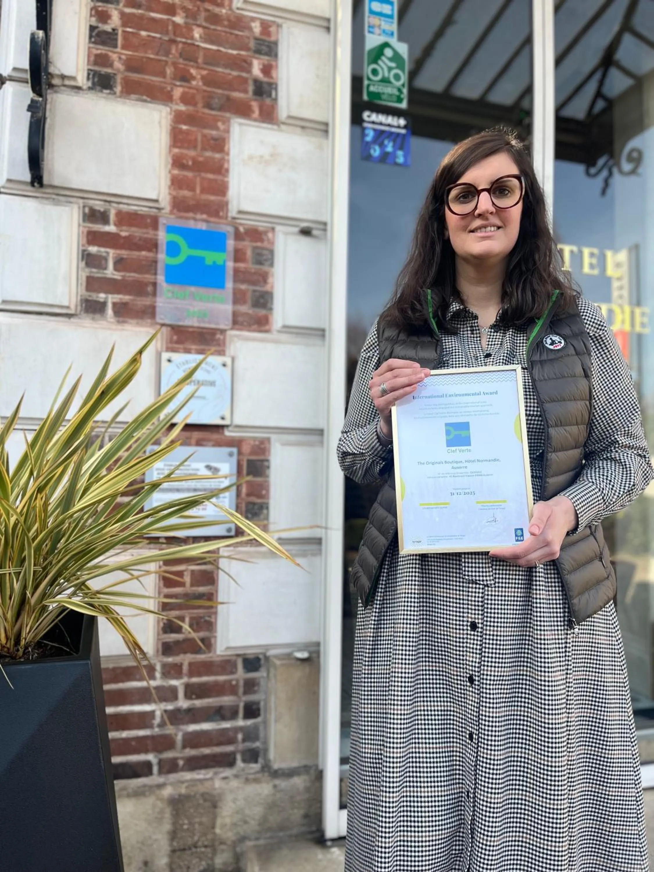 Logo/Certificate/Sign in The Originals Boutique, Hôtel Normandie, Auxerre