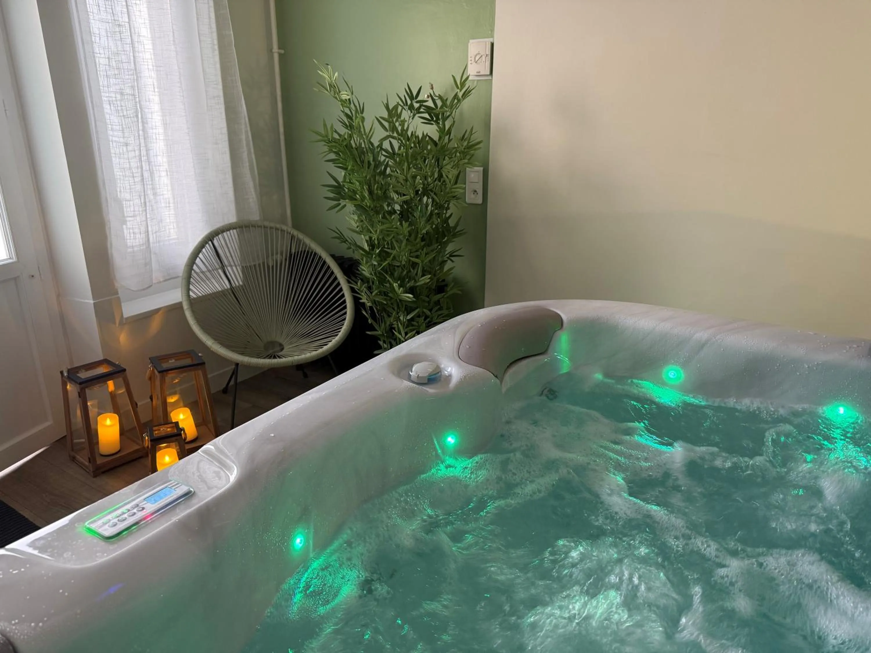 Spa and wellness centre/facilities in The Originals Boutique, Hôtel Normandie, Auxerre