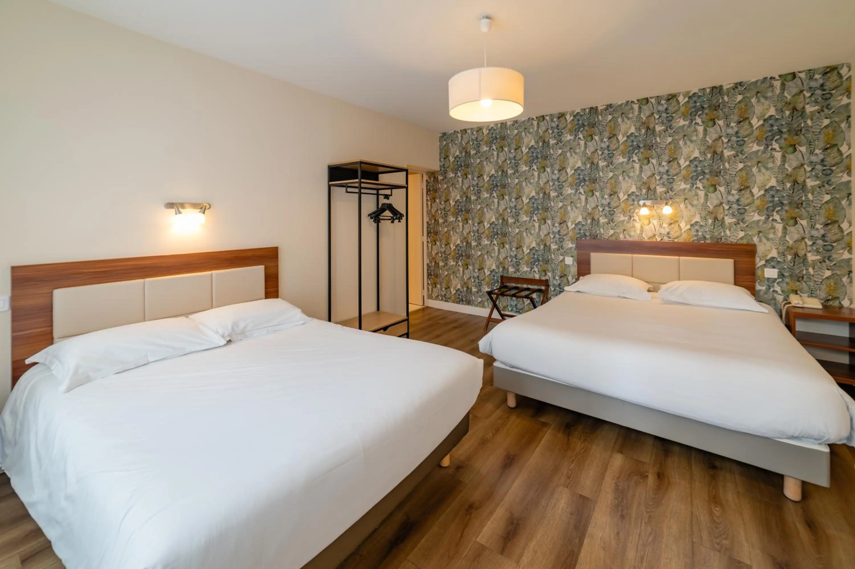 Family, Bed in The Originals Boutique, Hôtel Normandie, Auxerre