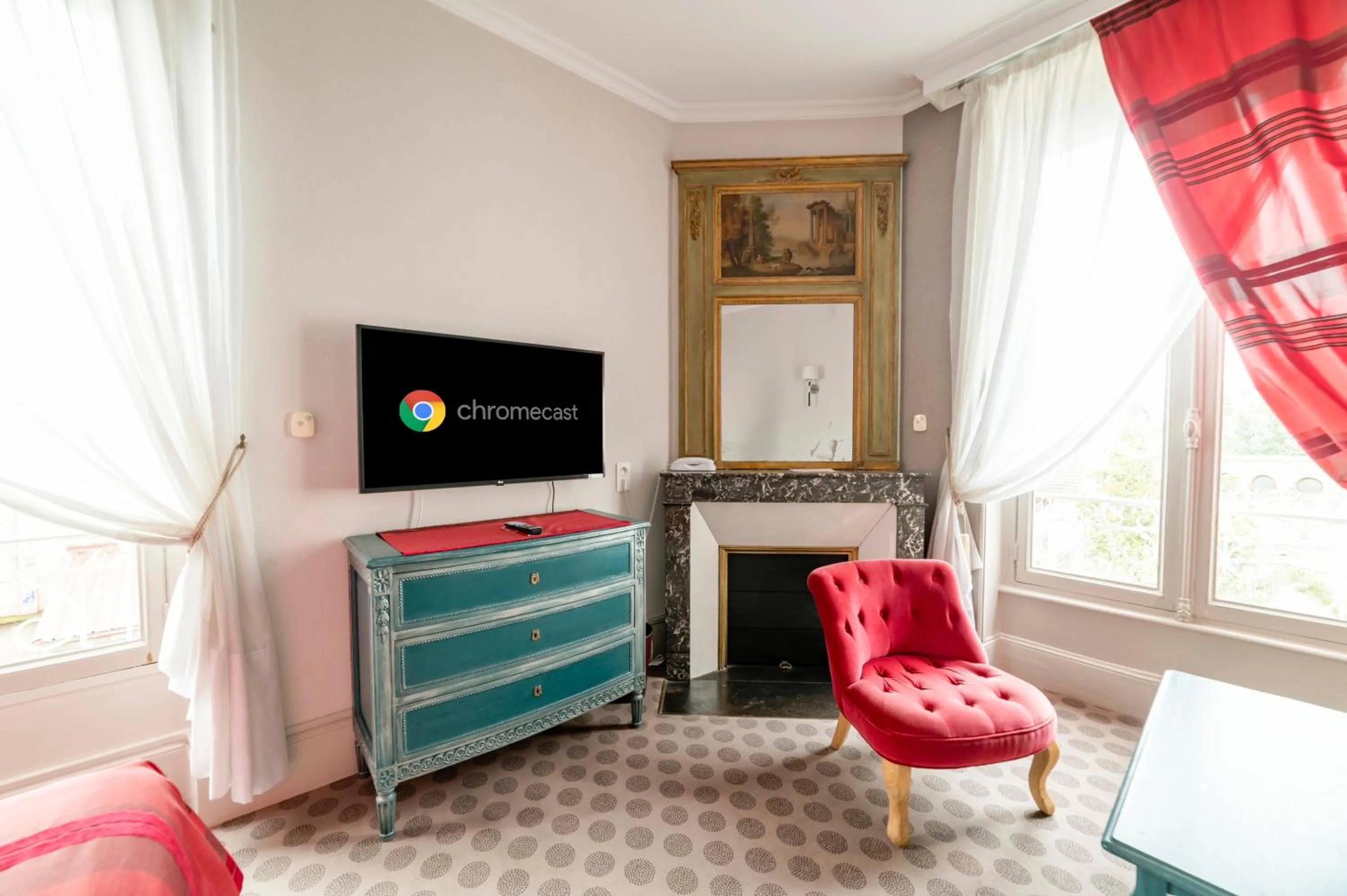 TV and multimedia in The Originals Boutique, Hôtel Normandie, Auxerre