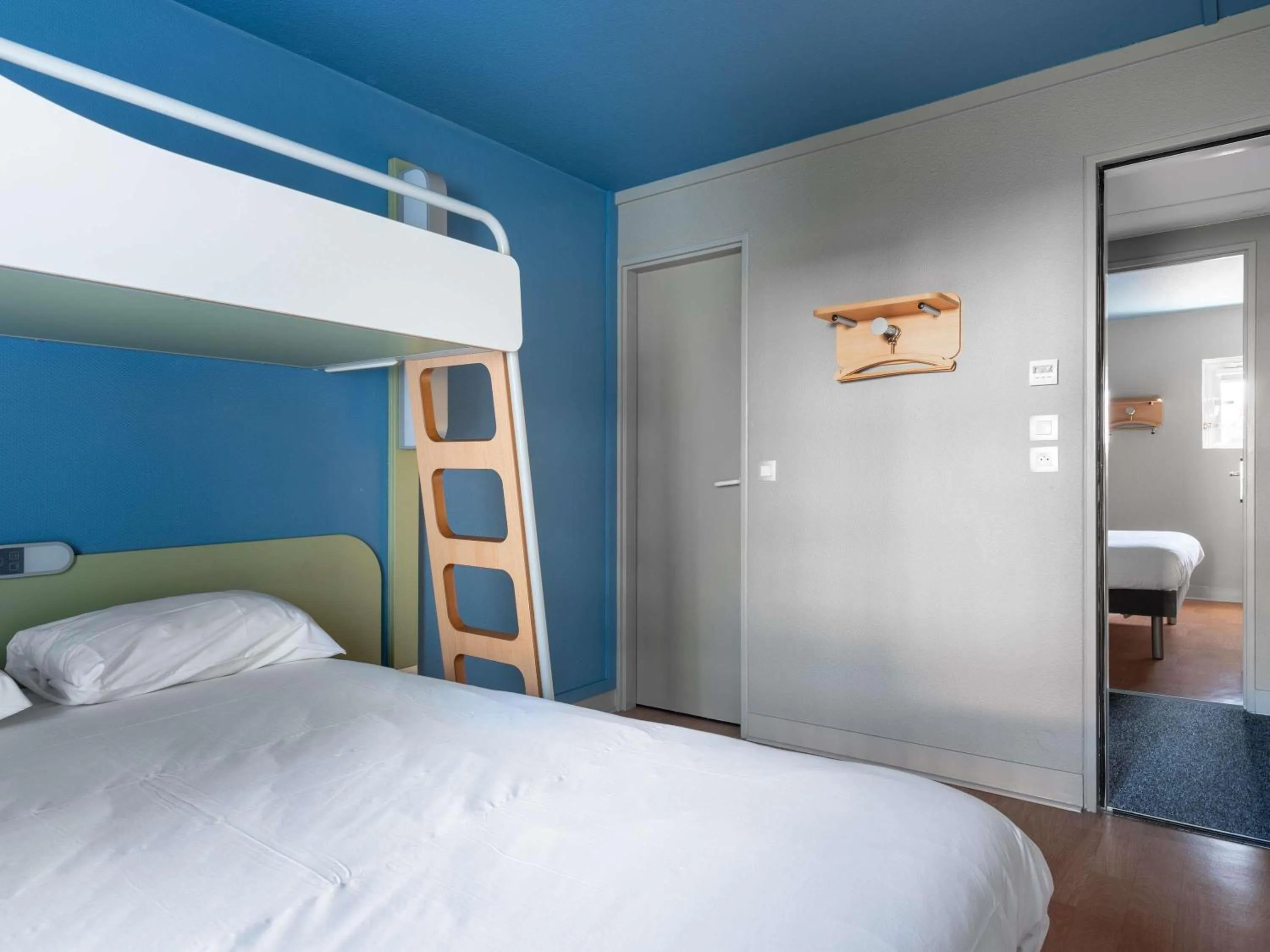 Bedroom, Bed in ibis budget Caen Hérouville