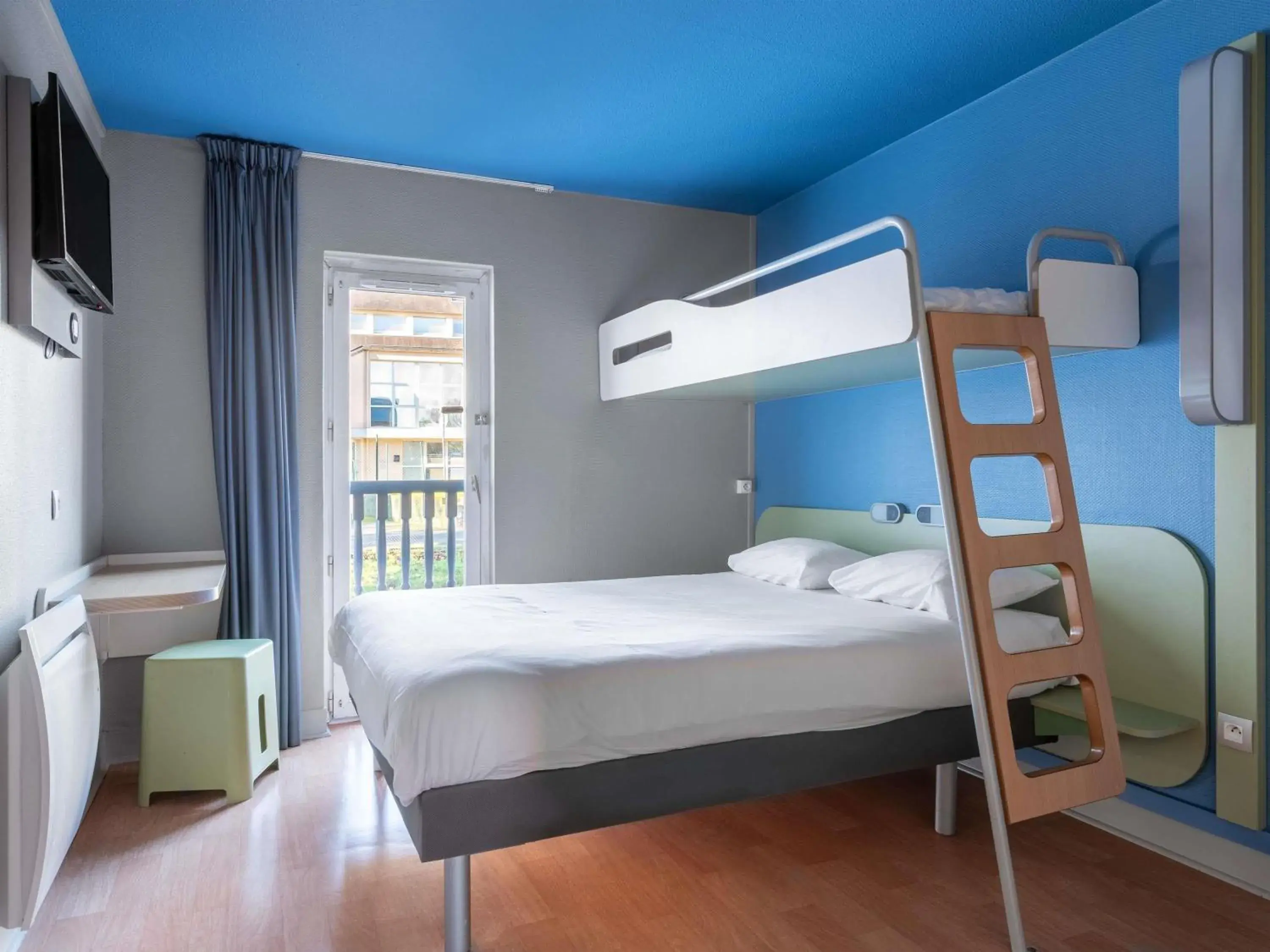 Triple Room with One Double Bed and One Bunk Bed in ibis budget Caen Hérouville Triple Room with One Double Bed and One Bunk Bed in ibis budget Caen Hérouville