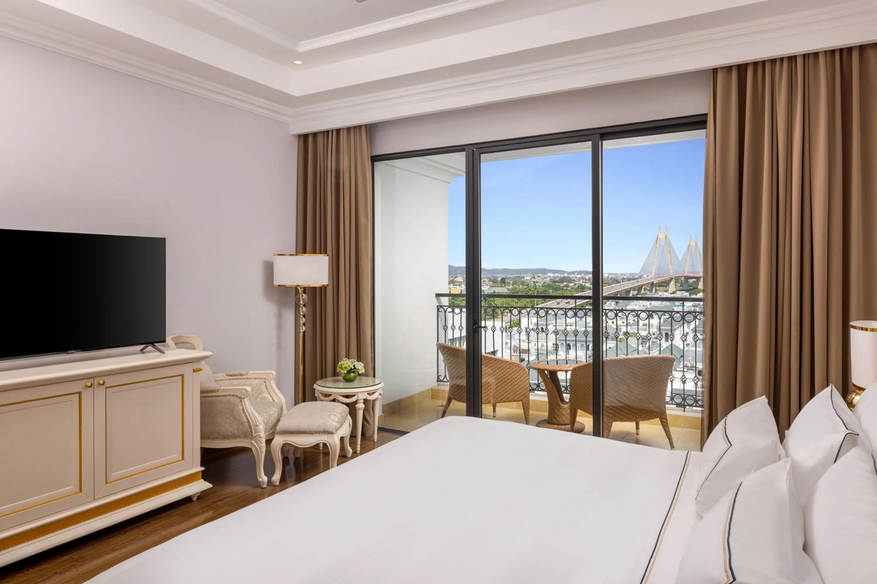 Bed in Meliá Vinpearl Hai Phong Rivera