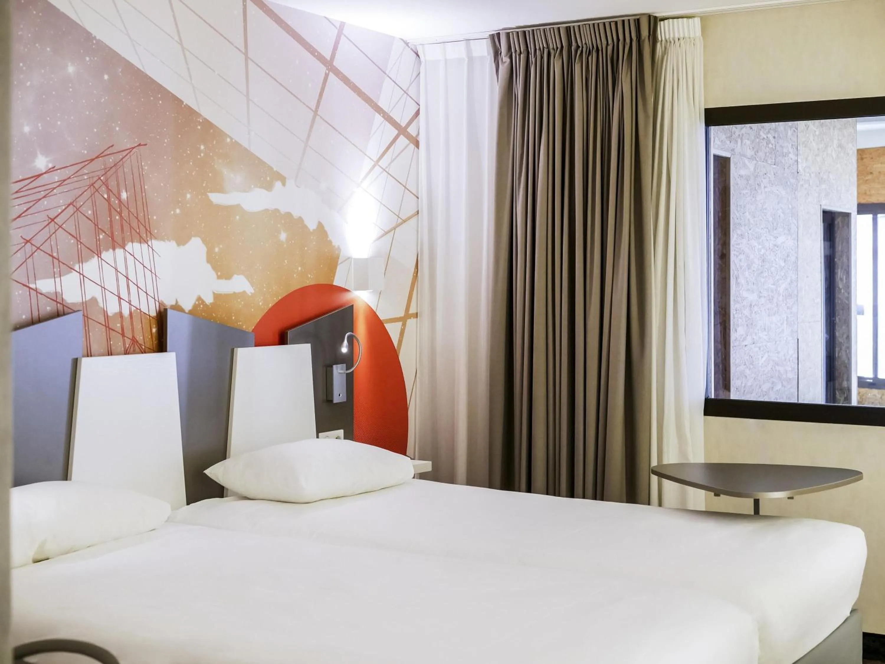 Bedroom, Bed in ibis Styles Poitiers Centre