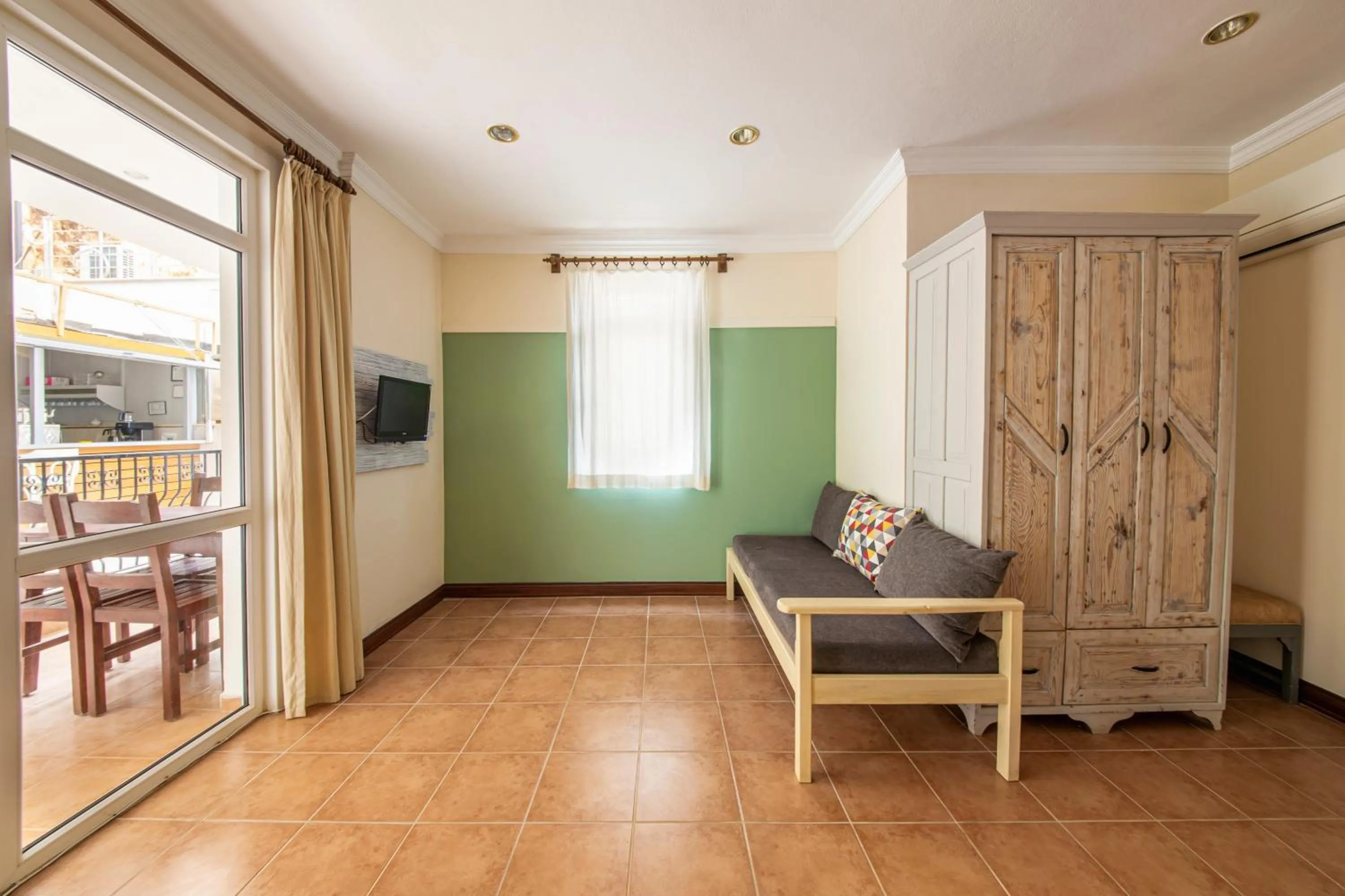 Seating area in Lantana Aparts