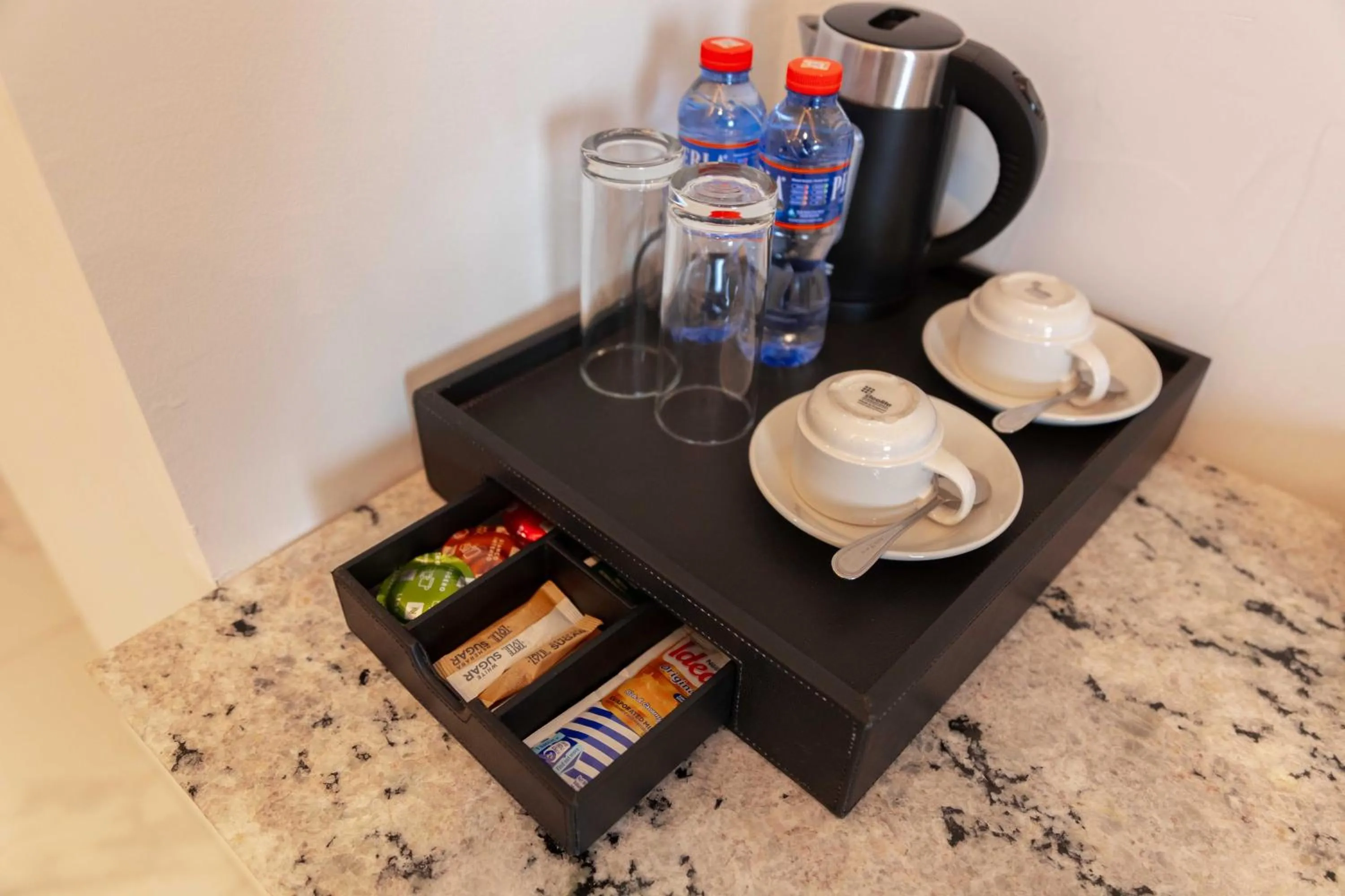 Coffee/tea facilities in The Palms by Eagles Airport City