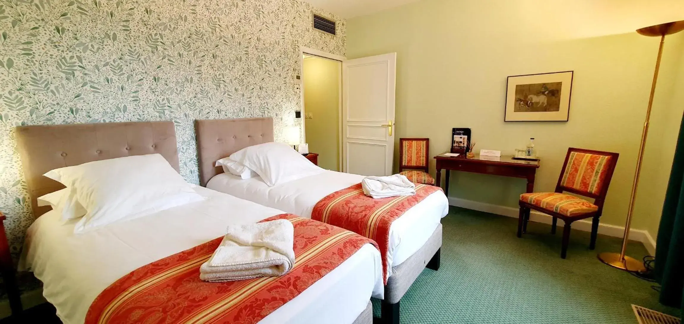 Superior Twin Room in Demeures & Châteaux - Hôtel Greuze & Spa Tournus Superior Twin Room in Demeures & Châteaux - Hôtel Greuze & Spa Tournus