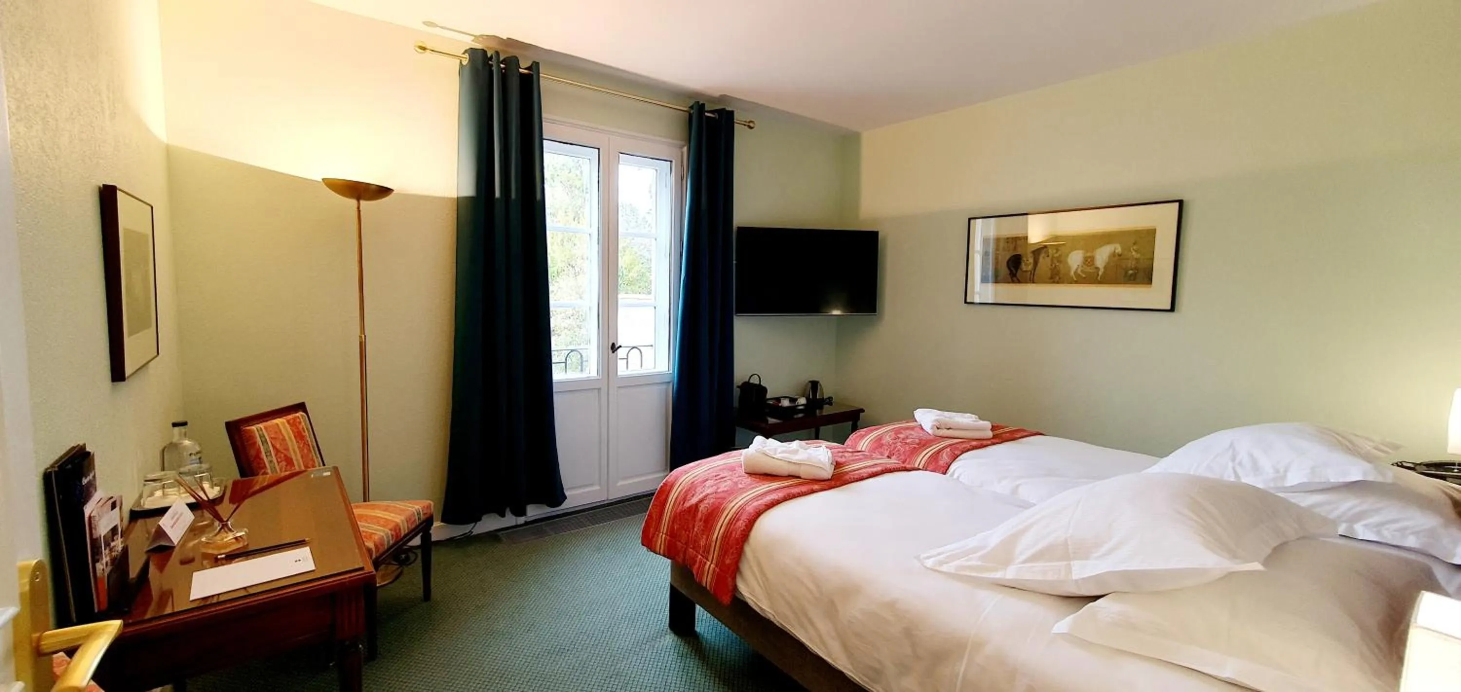 Photo of the whole room, Bed in Demeures & Châteaux - Hôtel Greuze & Spa Tournus