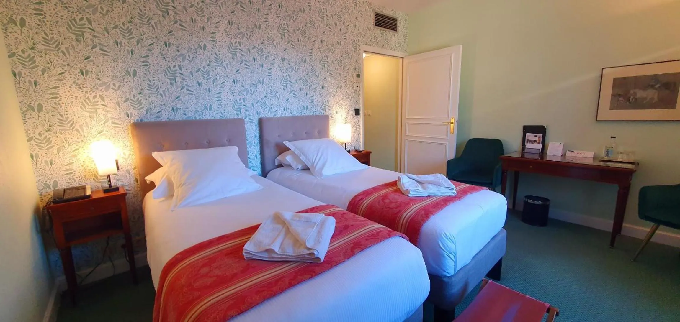 Photo of the whole room, Bed in Demeures & Châteaux - Hôtel Greuze & Spa Tournus