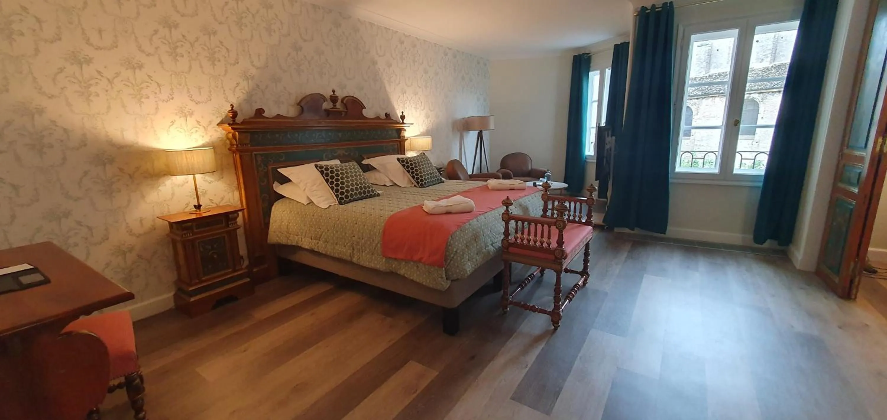 Bedroom, Bed in Demeures & Châteaux - Hôtel Greuze & Spa Tournus