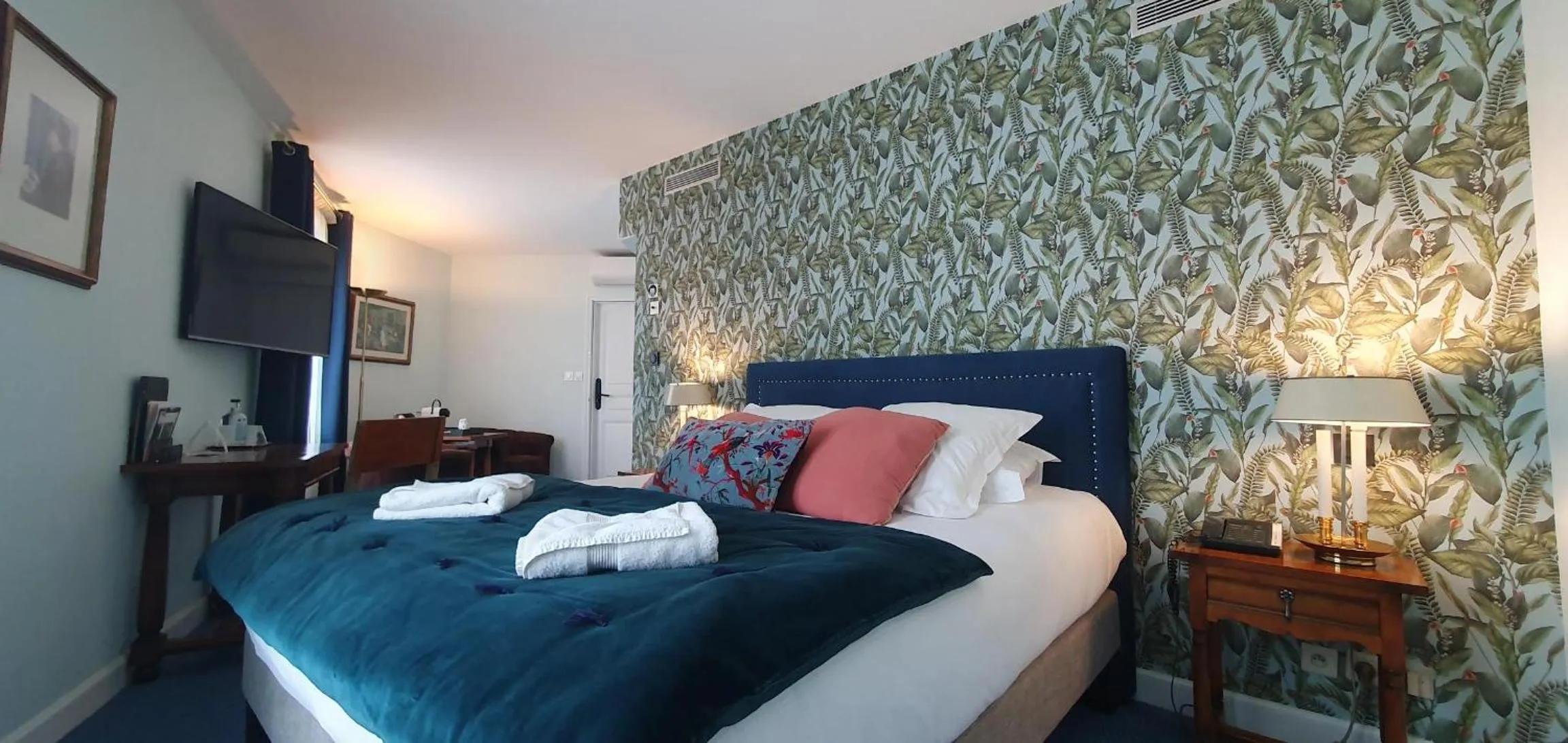 Bedroom, Bed in Demeures & Châteaux - Hôtel Greuze & Spa Tournus