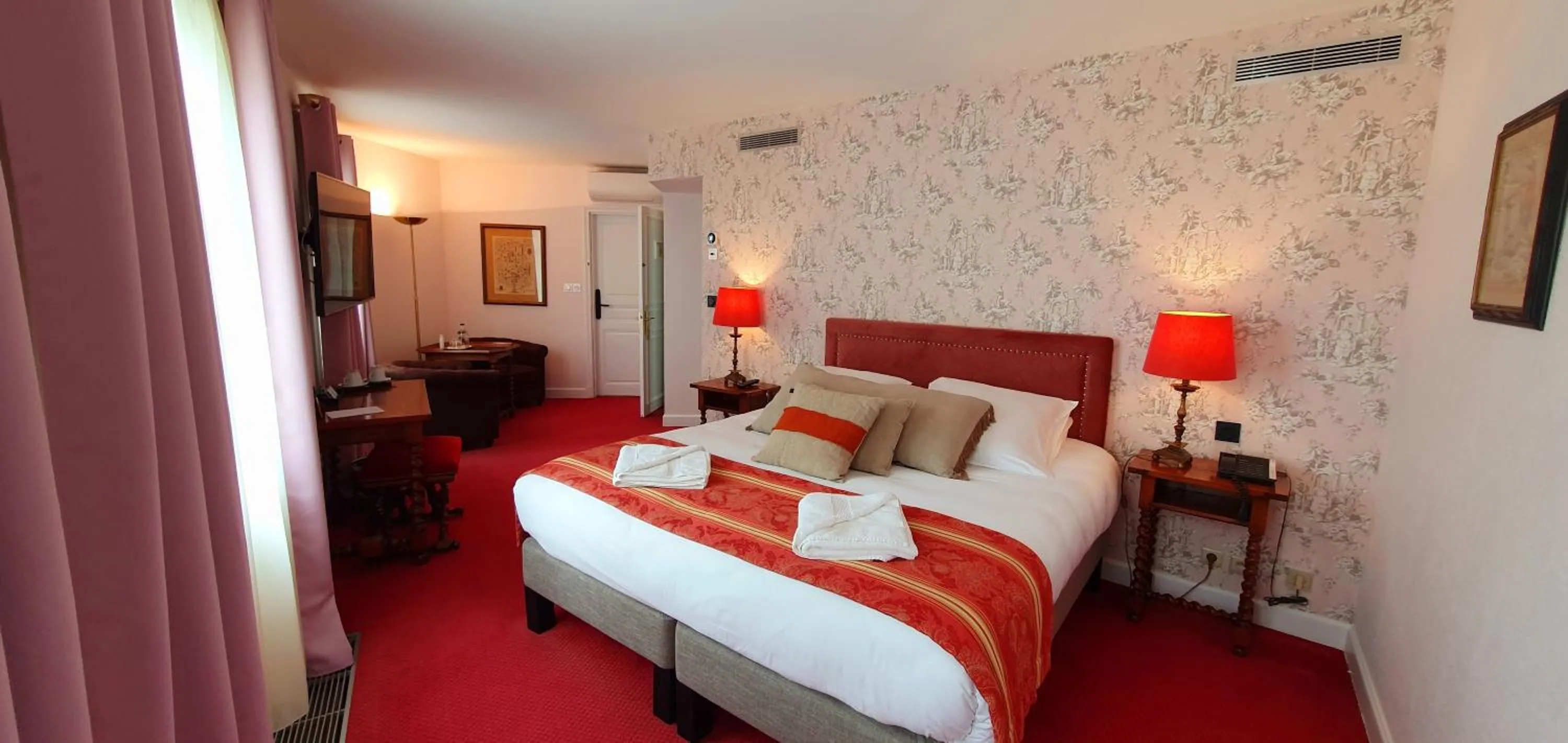 Bedroom, Bed in Demeures & Châteaux - Hôtel Greuze & Spa Tournus