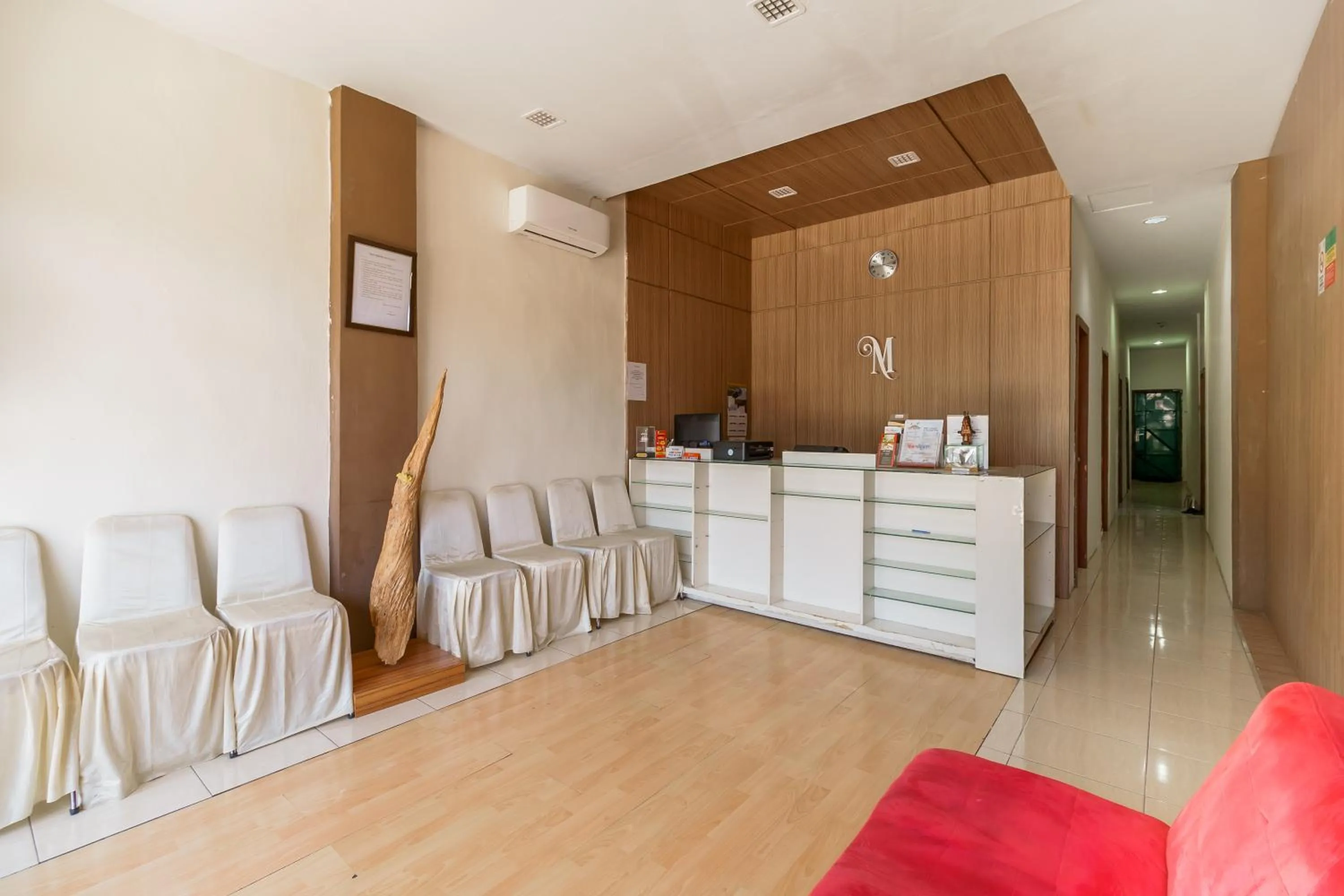 Lobby or reception in RedDoorz Syariah near Simpang Surabaya Aceh