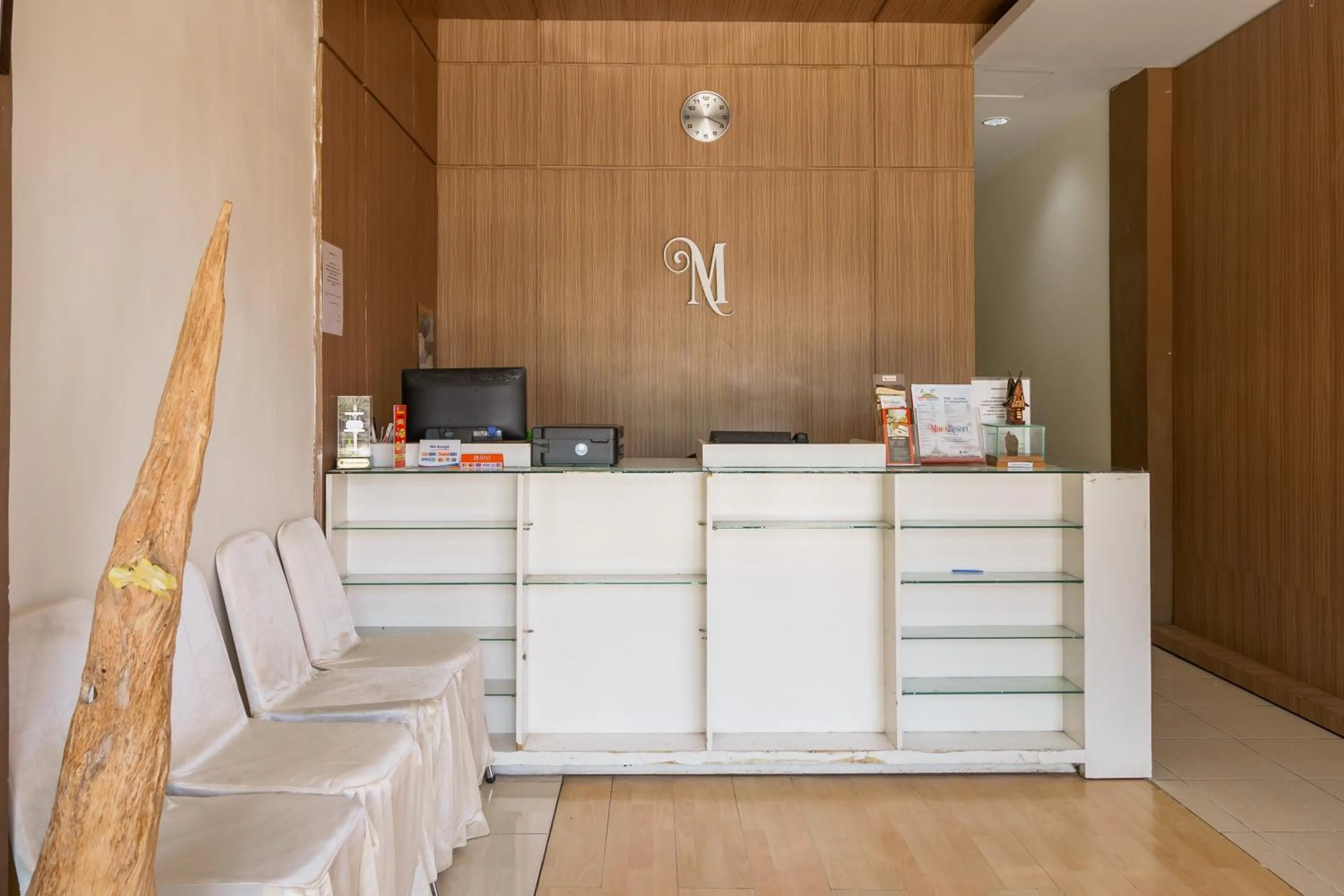 Lobby or reception in RedDoorz Syariah near Simpang Surabaya Aceh