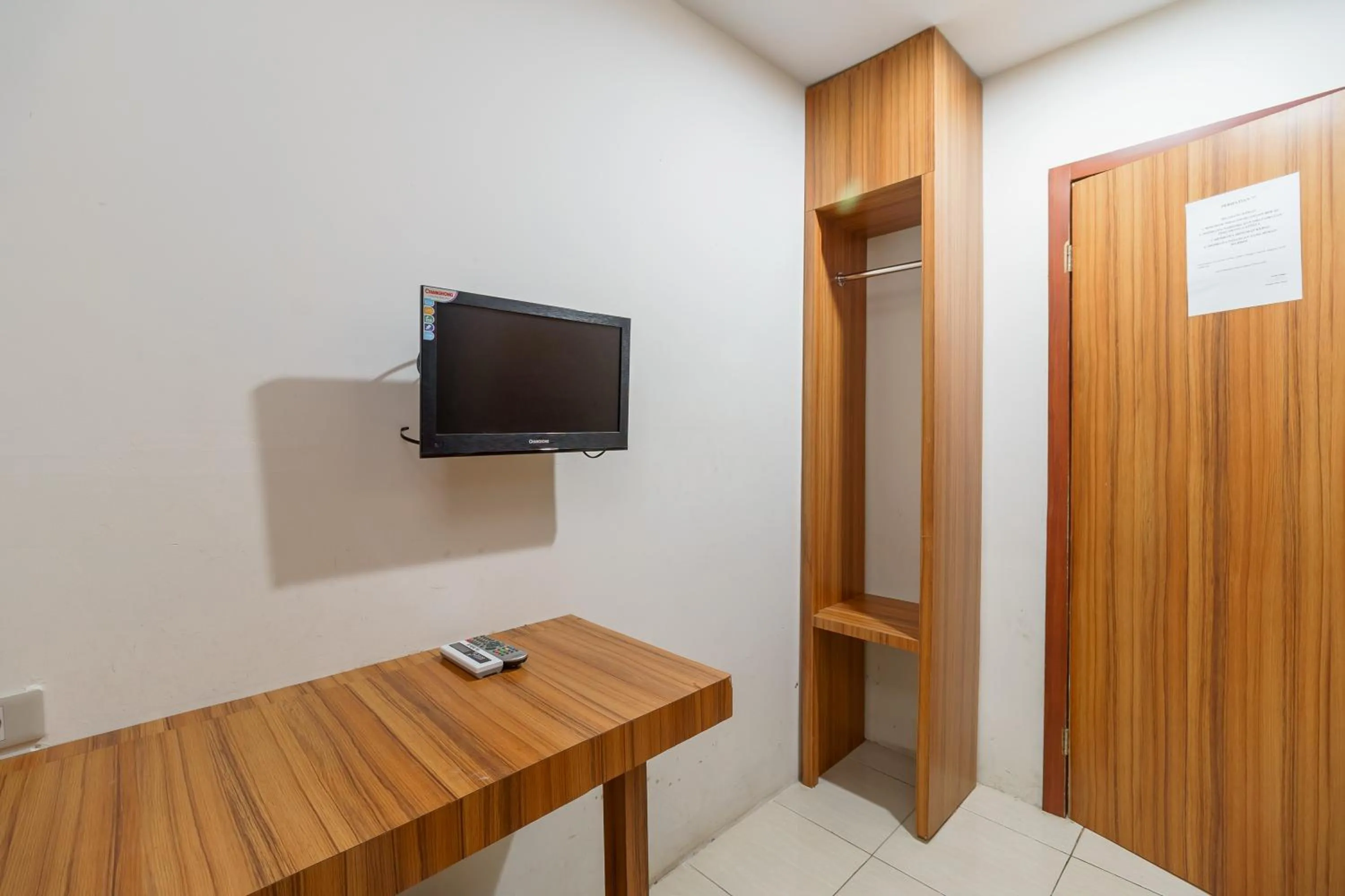 TV and multimedia in RedDoorz Syariah near Simpang Surabaya Aceh