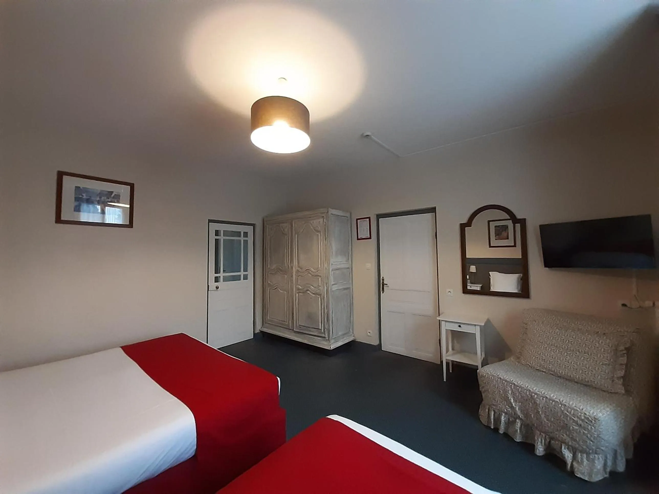 Photo of the whole room, Bed in Logis- Auberge De Kerveoc'h