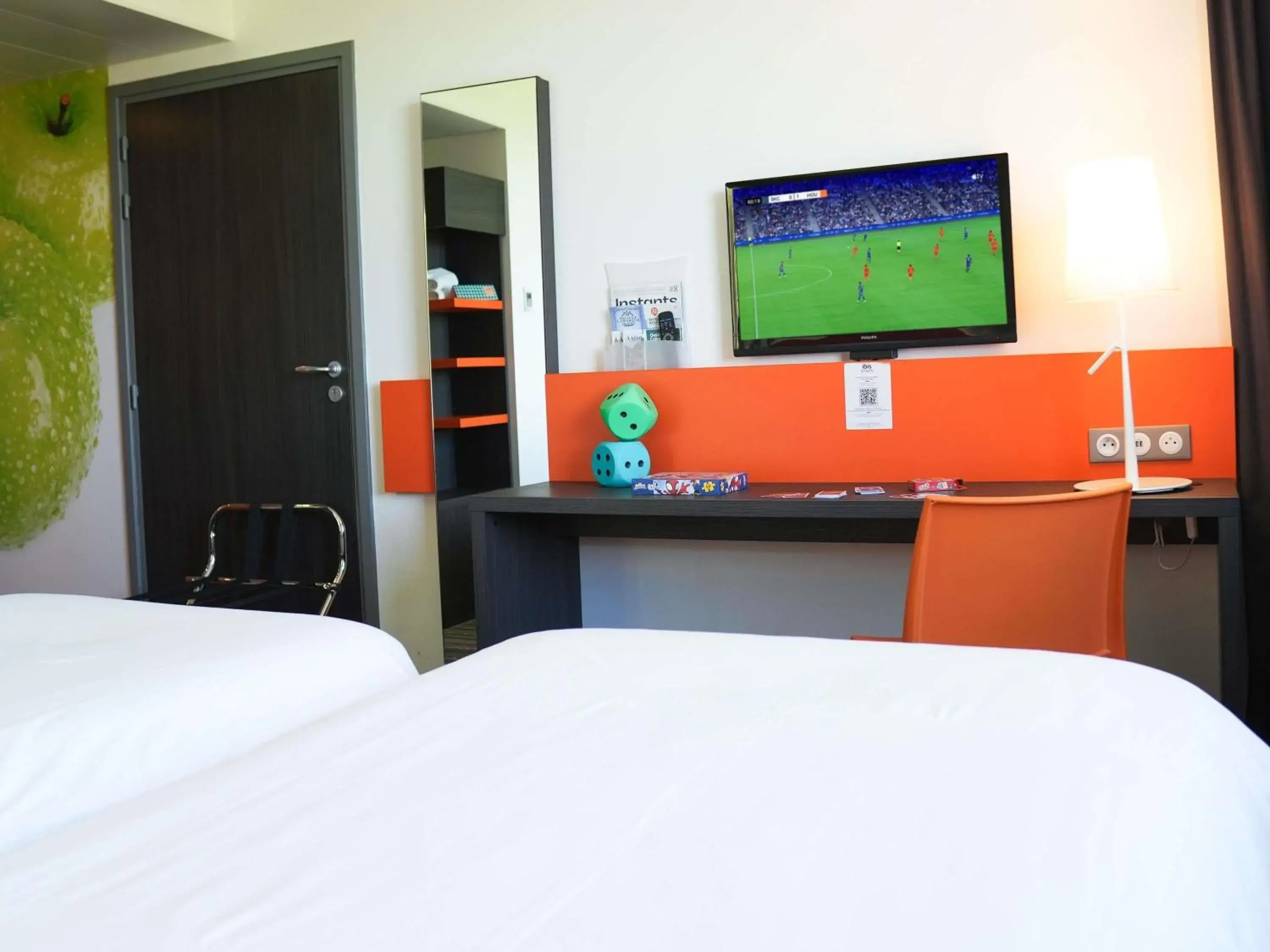 Standard Twin Room in ibis Styles Caen centre gare Standard Twin Room in ibis Styles Caen centre gare