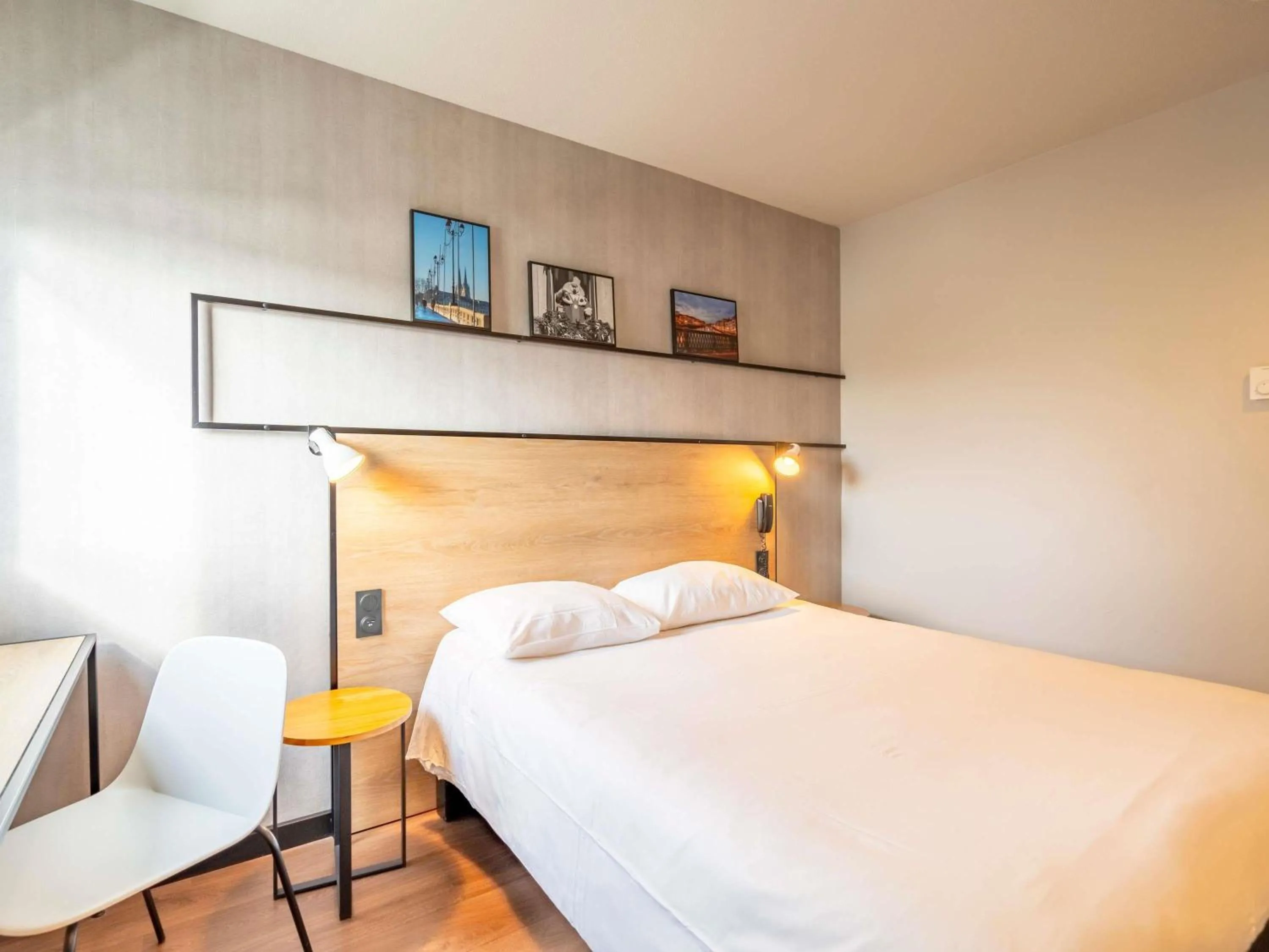 Bedroom, Bed in ibis Bayonne Centre