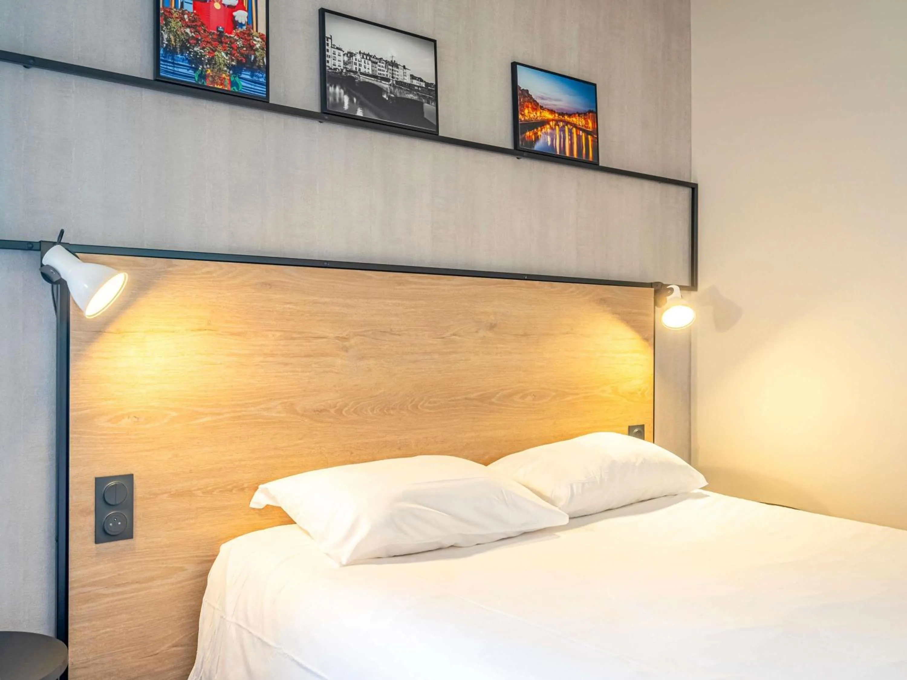 Bedroom, Bed in ibis Bayonne Centre