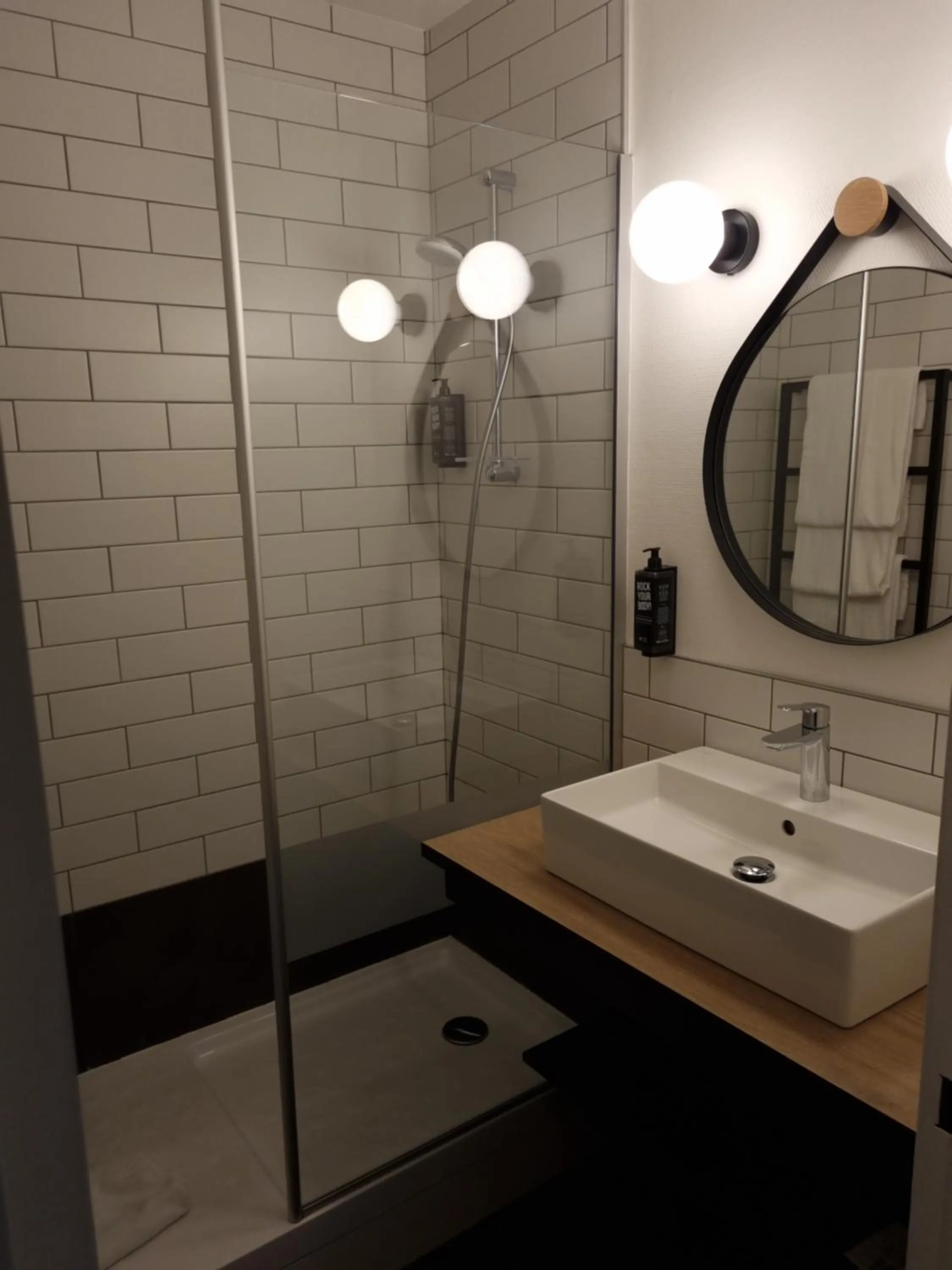 Bathroom in ibis Bayonne Centre