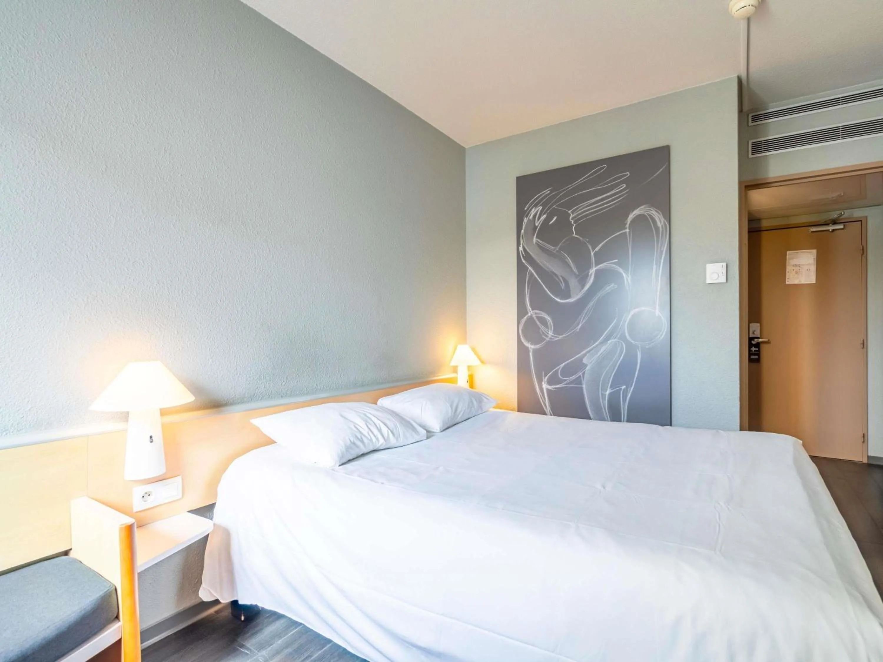 Bedroom, Bed in ibis Bayonne Centre