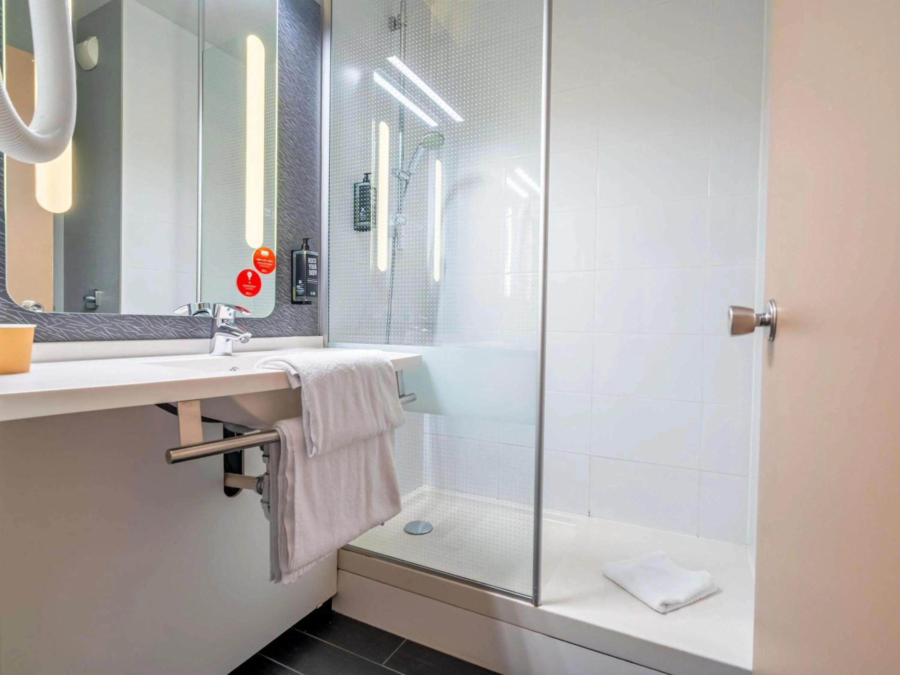 Bedroom in ibis Bayonne Centre