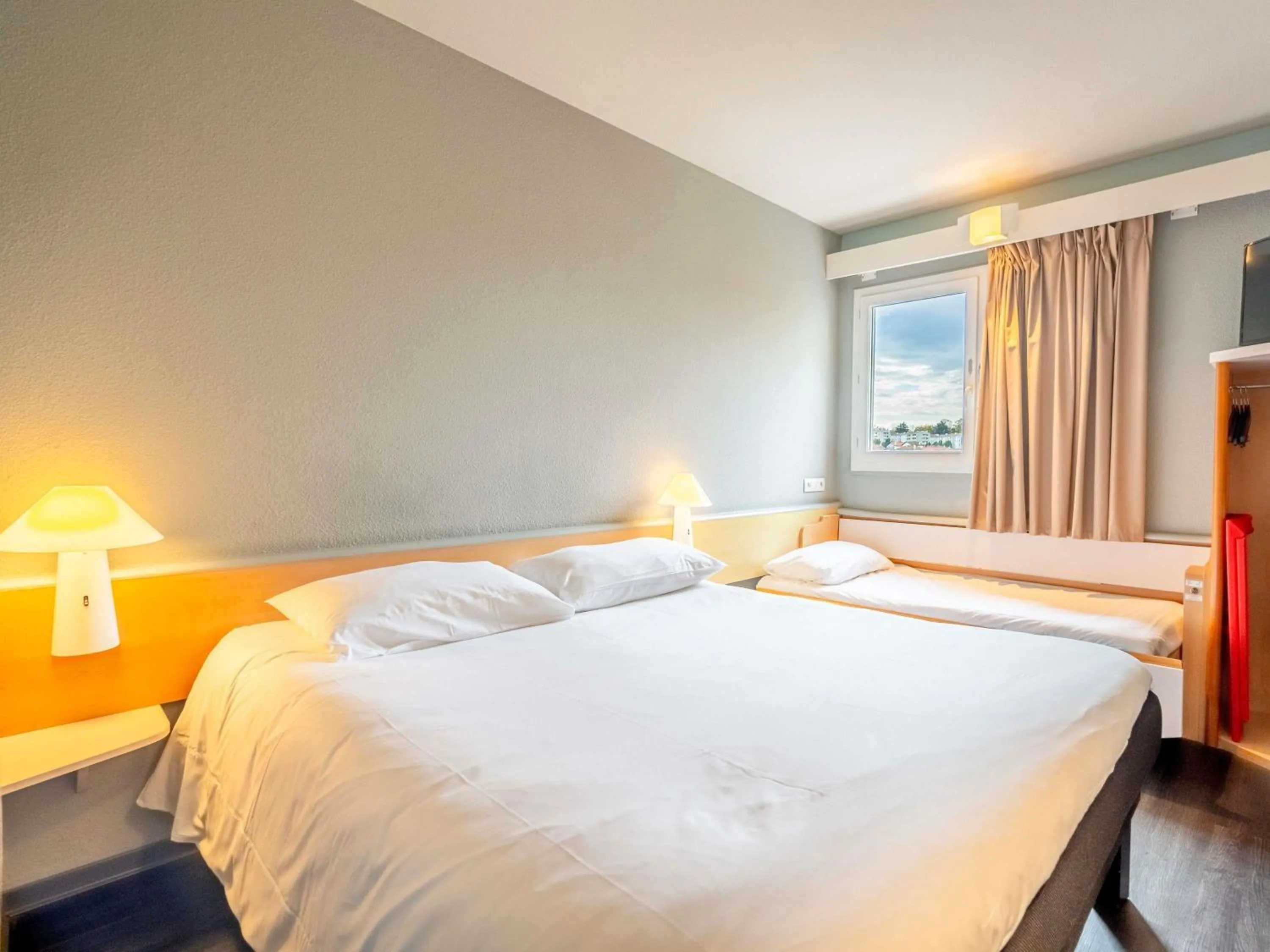 Bedroom, Bed in ibis Bayonne Centre