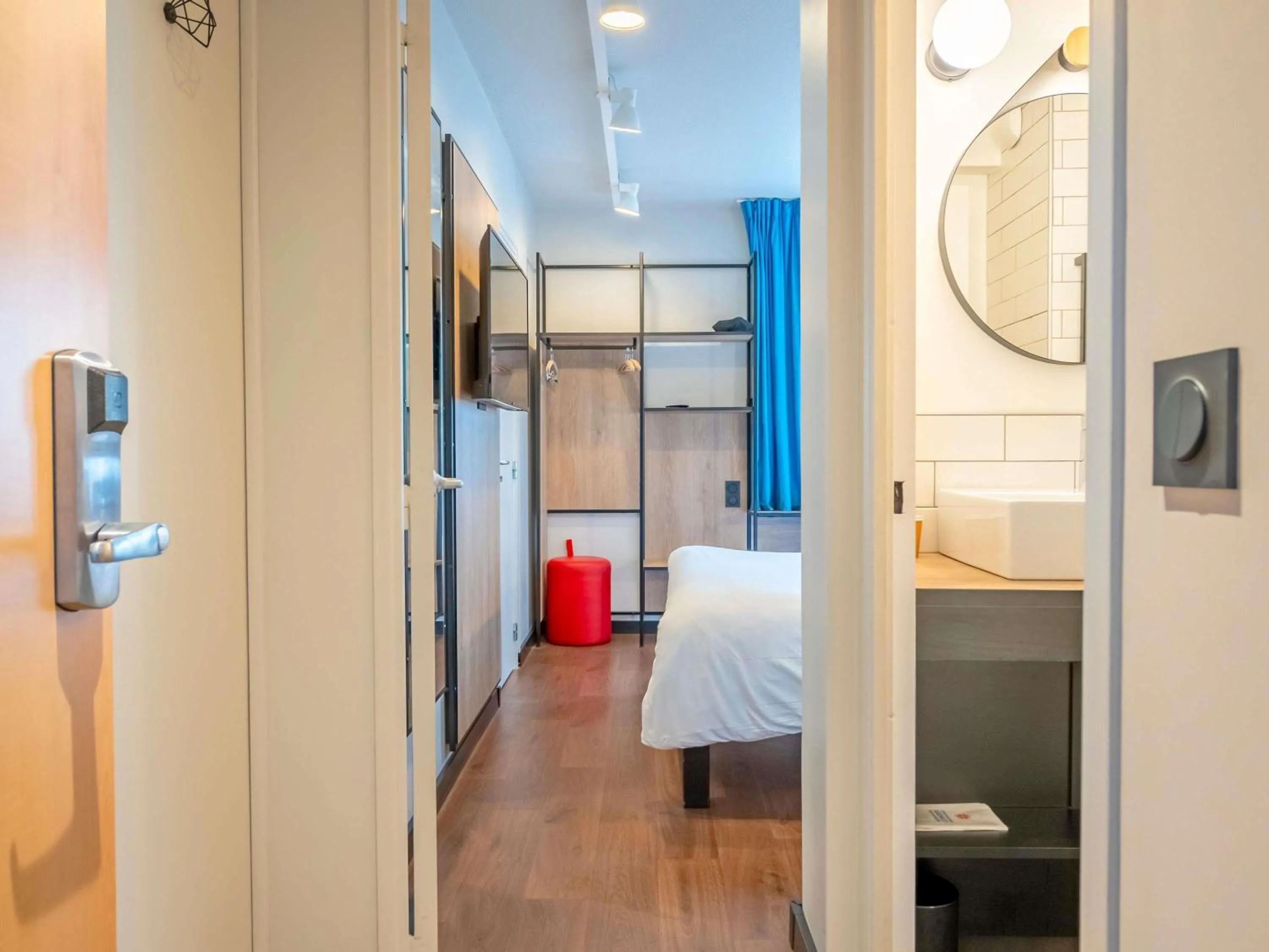 Bedroom, Bed in ibis Bayonne Centre