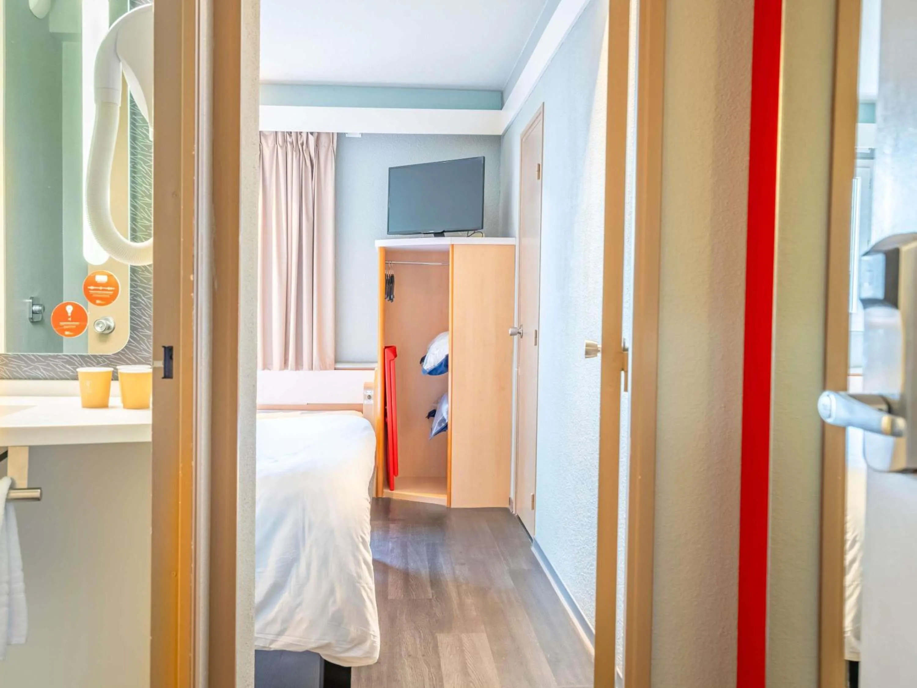 Bedroom, Bed in ibis Bayonne Centre