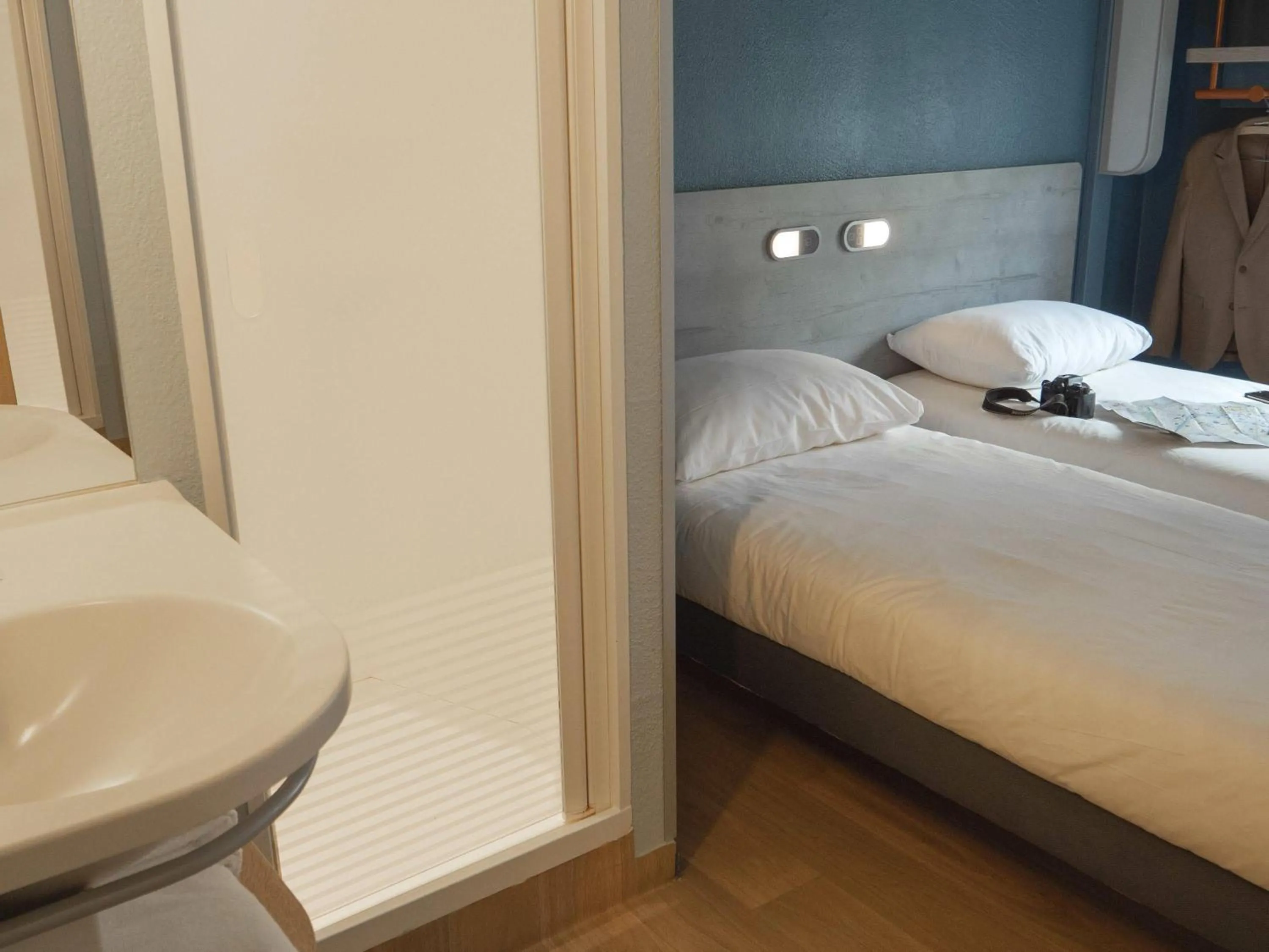 Bedroom, Bed in ibis budget Porte D'Orleans