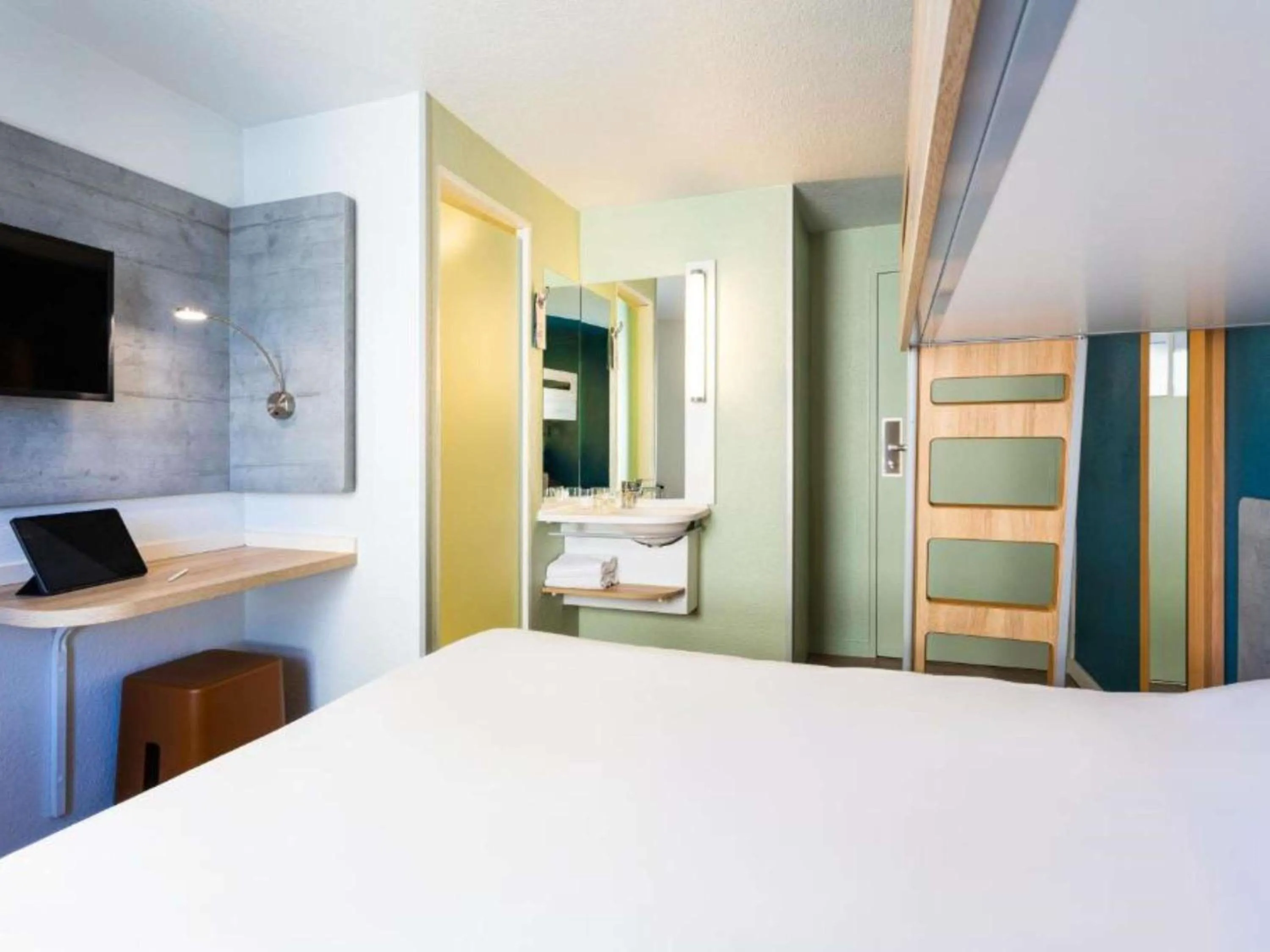 Bedroom, Bed in ibis budget Porte D'Orleans