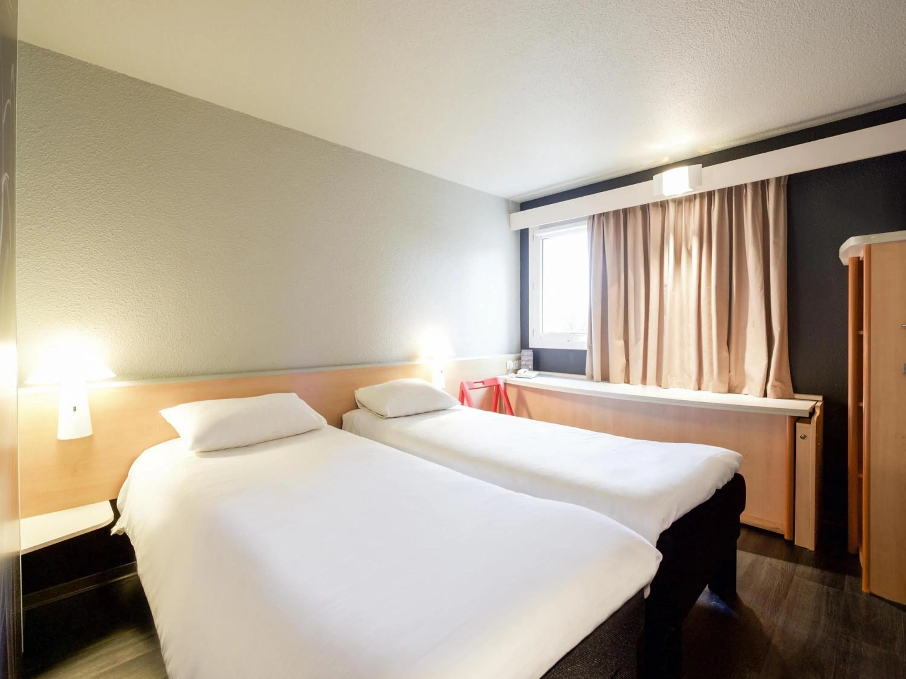 Bedroom, Bed in ibis Pau Lescar