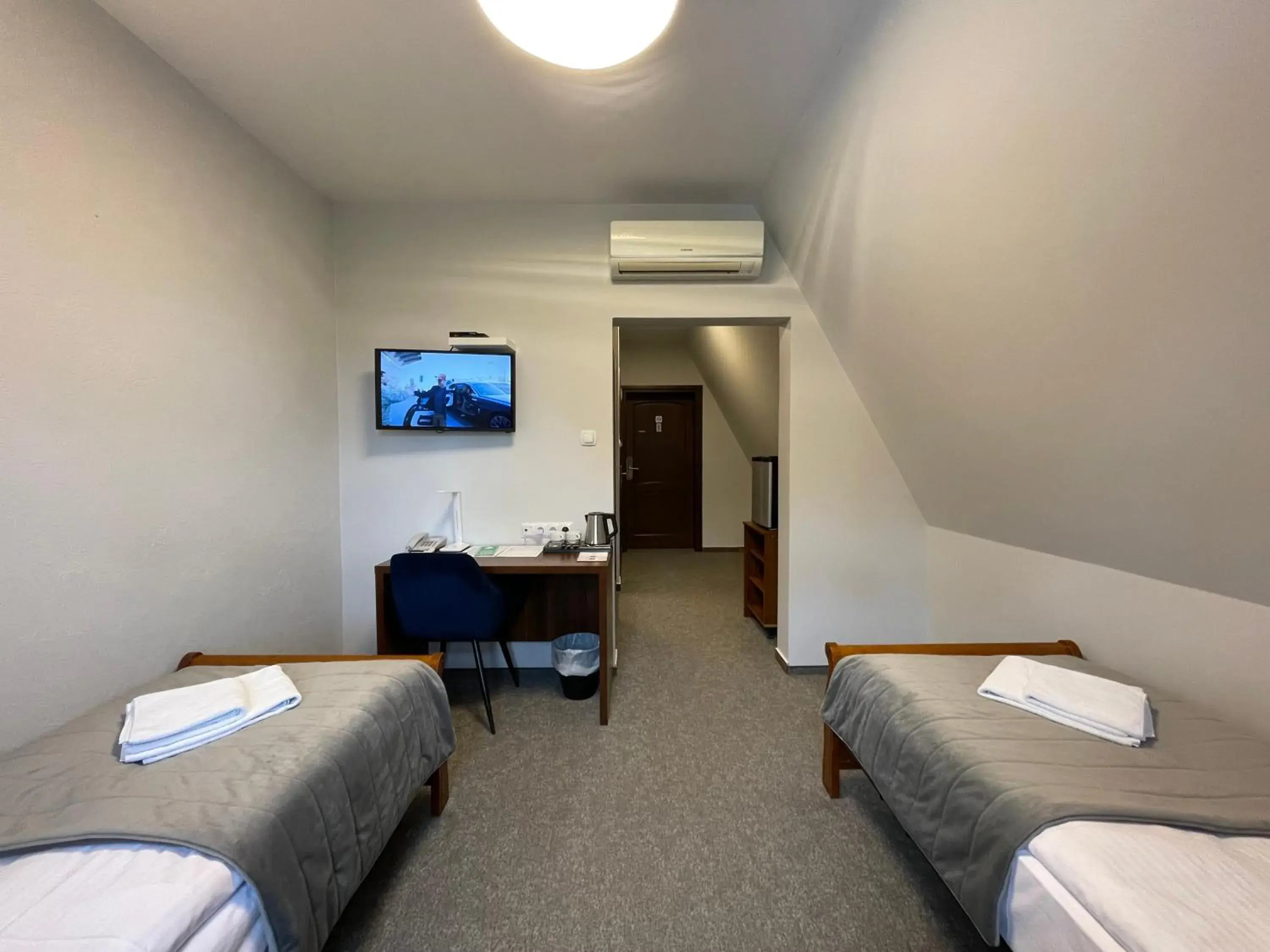 Twin Room with Shower in Hotel RED Twin Room with Shower in Hotel RED