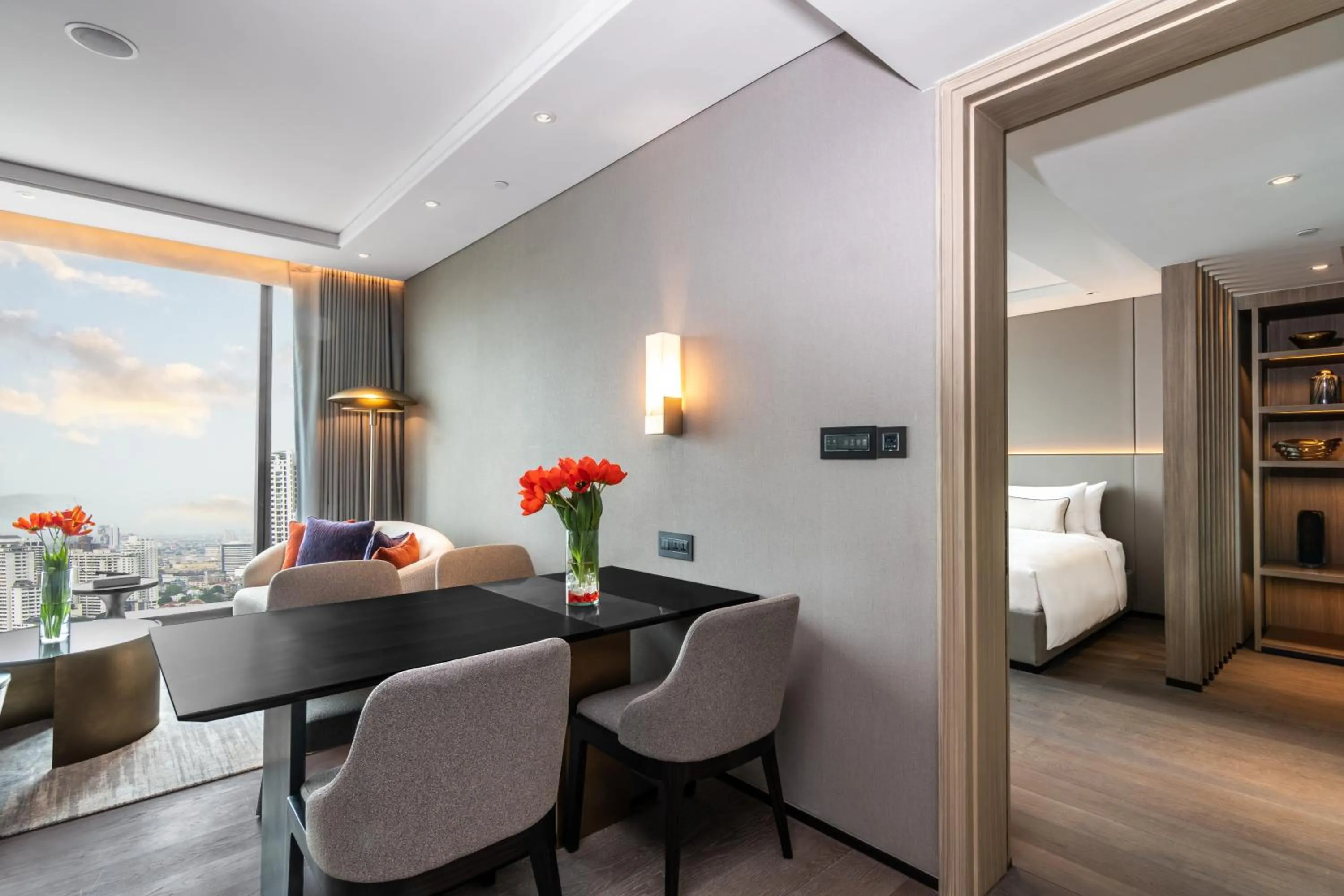 Dining area, Bed in Carlton Hotel Bangkok Sukhumvit