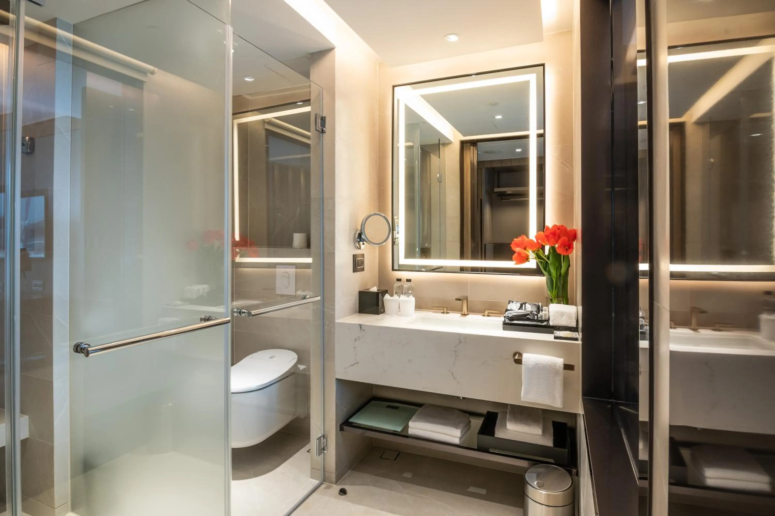 Bathroom in Carlton Hotel Bangkok Sukhumvit